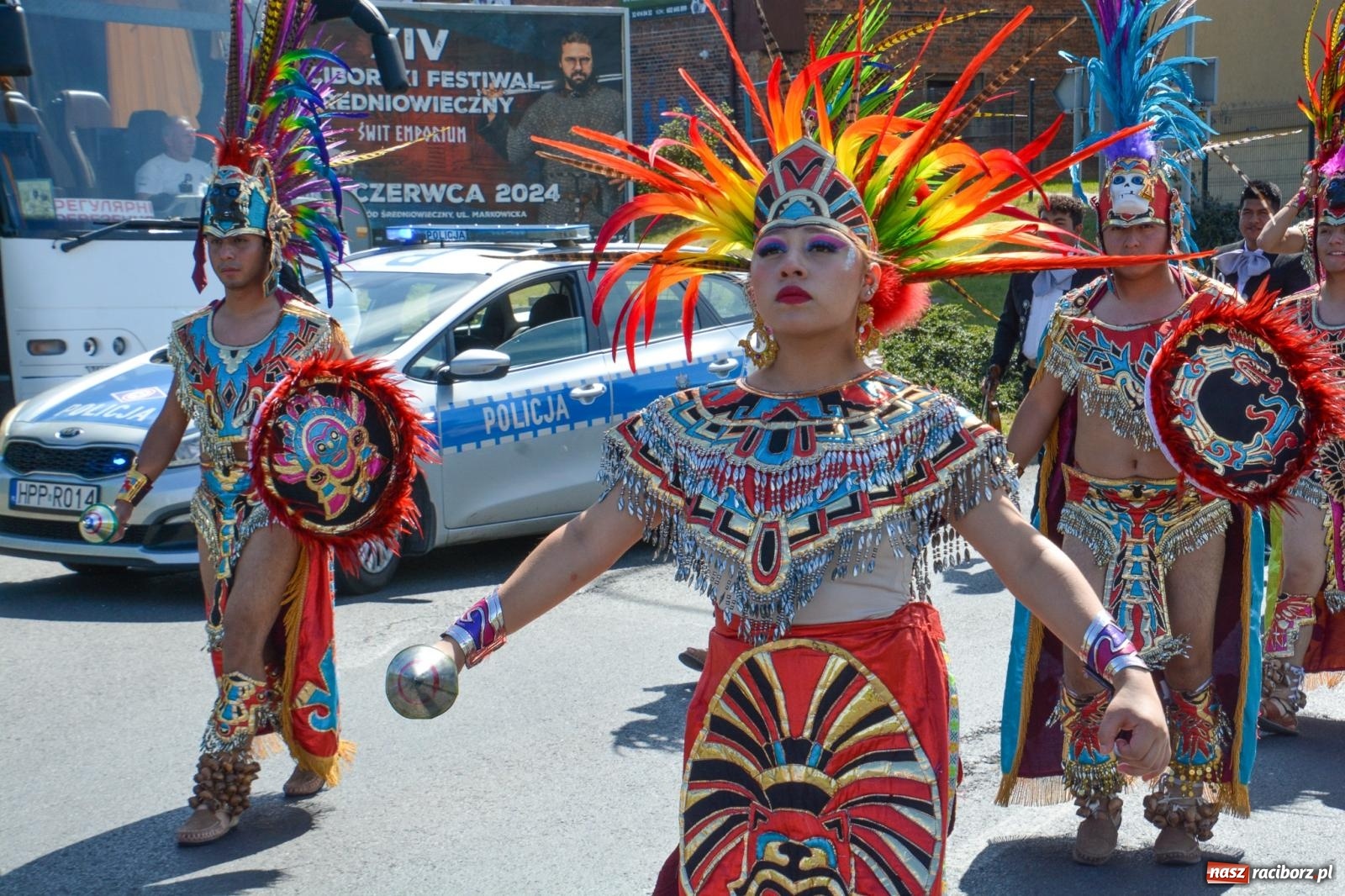 Zdjęcie w galerii na portalu naszraciborz.pl: Roztańczony korowód z Rynku na zamek [FOTO i WIDEO] wiadomości z regionu