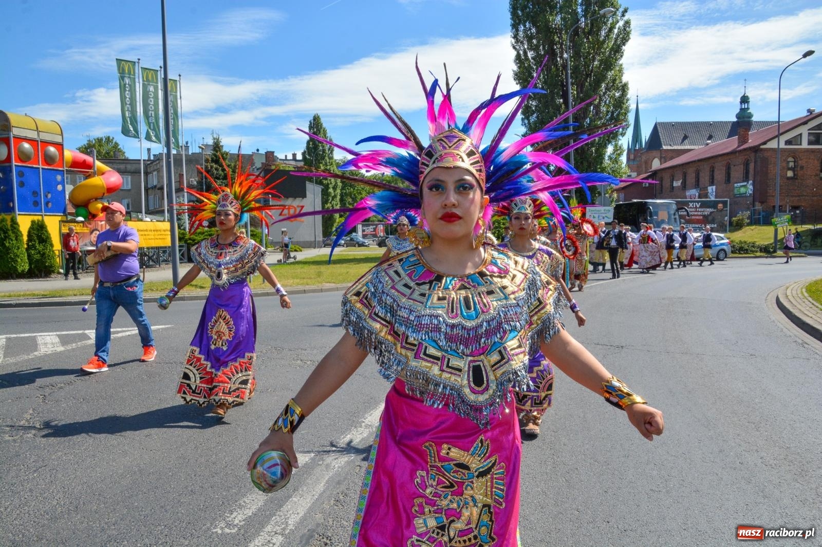 Zdjęcie w galerii na portalu naszraciborz.pl: Roztańczony korowód z Rynku na zamek [FOTO i WIDEO] wiadomości z regionu