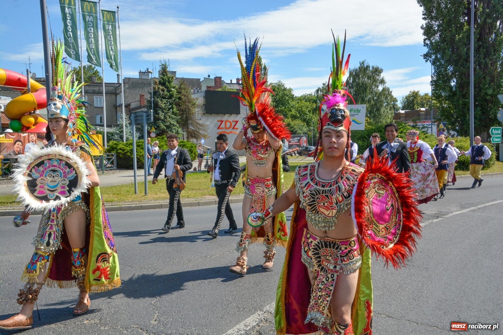 Zdjęcie w galerii na portalu naszraciborz.pl: Roztańczony korowód z Rynku na zamek [FOTO i WIDEO] wiadomości z regionu