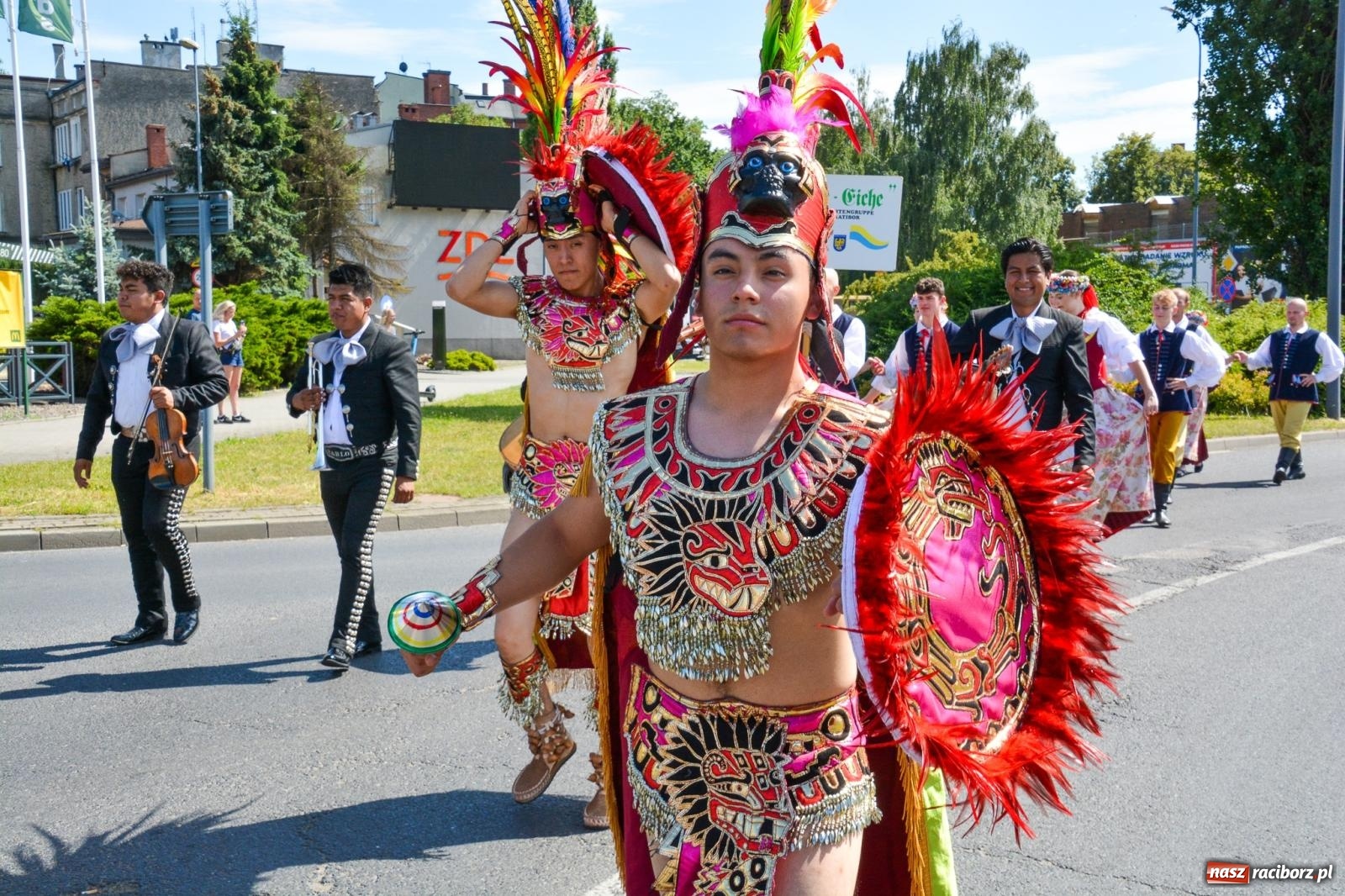 Zdjęcie w galerii na portalu naszraciborz.pl: Roztańczony korowód z Rynku na zamek [FOTO i WIDEO] wiadomości z regionu
