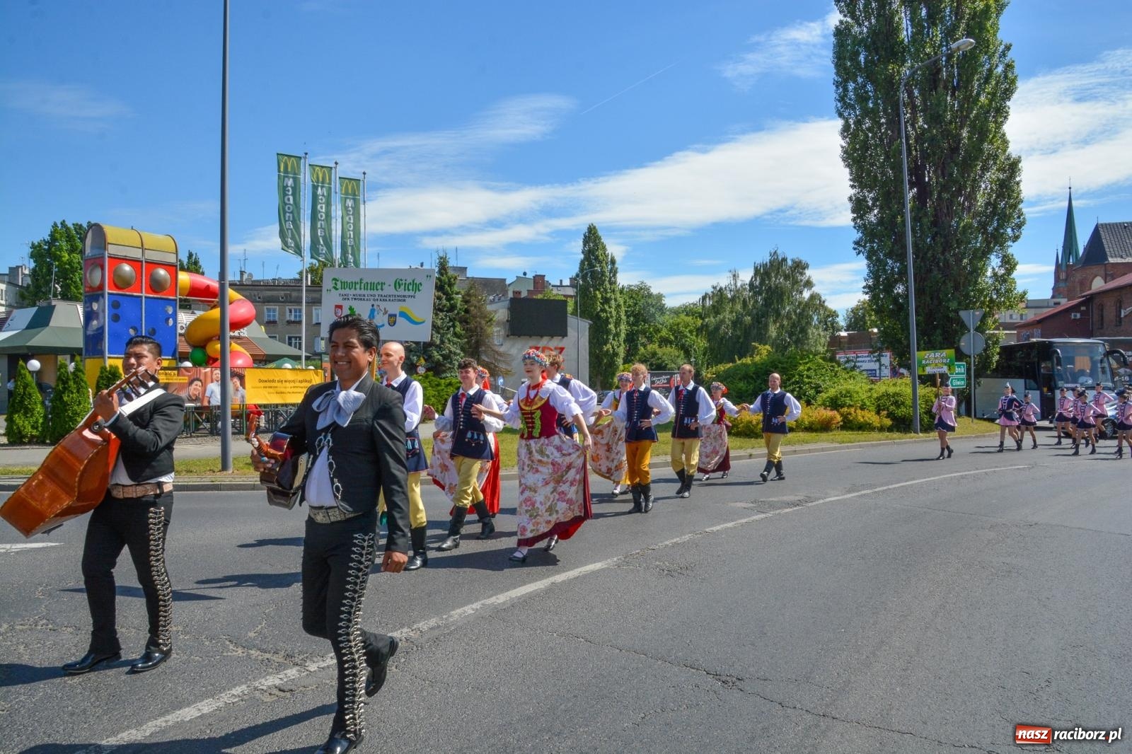 Zdjęcie w galerii na portalu naszraciborz.pl: Roztańczony korowód z Rynku na zamek [FOTO i WIDEO] wiadomości z regionu