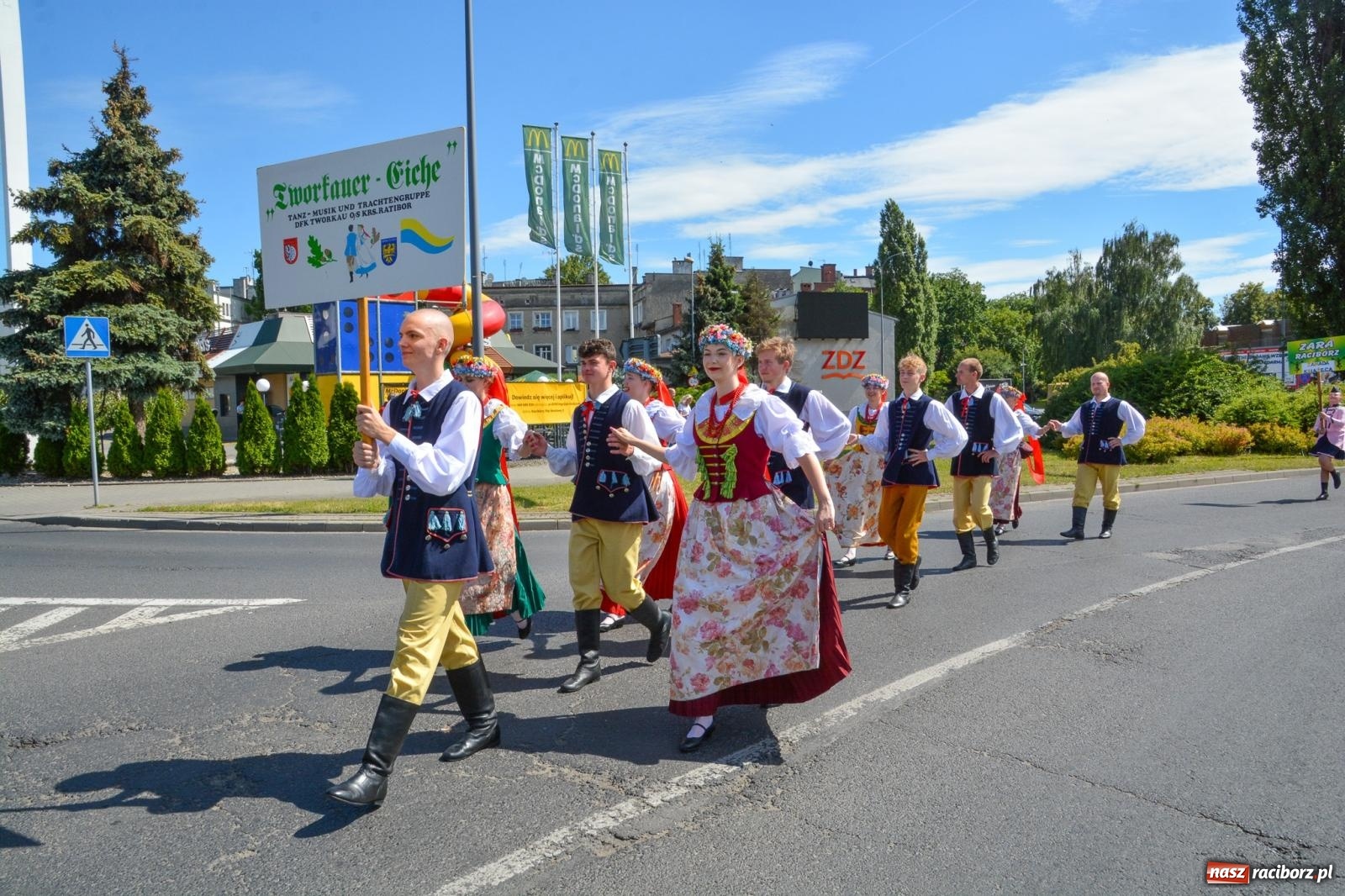 Zdjęcie w galerii na portalu naszraciborz.pl: Roztańczony korowód z Rynku na zamek [FOTO i WIDEO] wiadomości z regionu