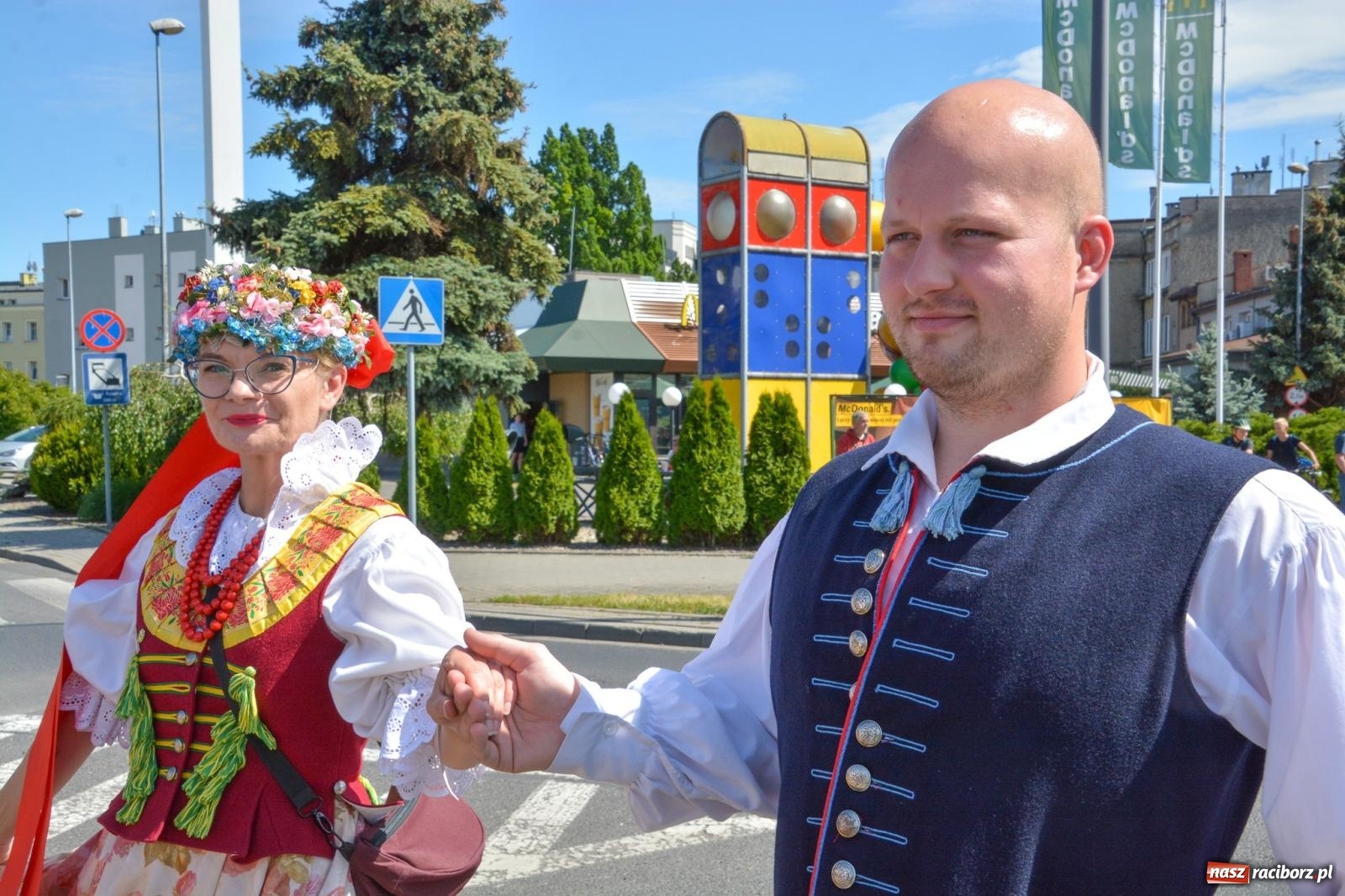 Zdjęcie w galerii na portalu naszraciborz.pl: Roztańczony korowód z Rynku na zamek [FOTO i WIDEO] wiadomości z regionu
