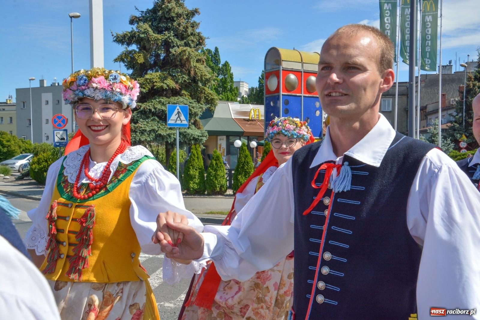 Zdjęcie w galerii na portalu naszraciborz.pl: Roztańczony korowód z Rynku na zamek [FOTO i WIDEO] wiadomości z regionu