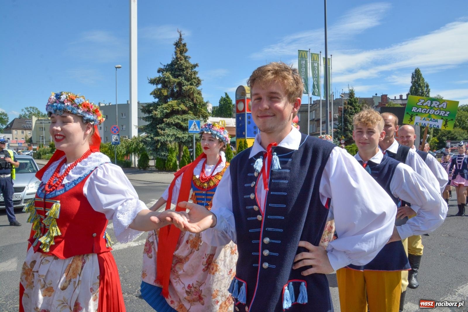 Zdjęcie w galerii na portalu naszraciborz.pl: Roztańczony korowód z Rynku na zamek [FOTO i WIDEO] wiadomości z regionu