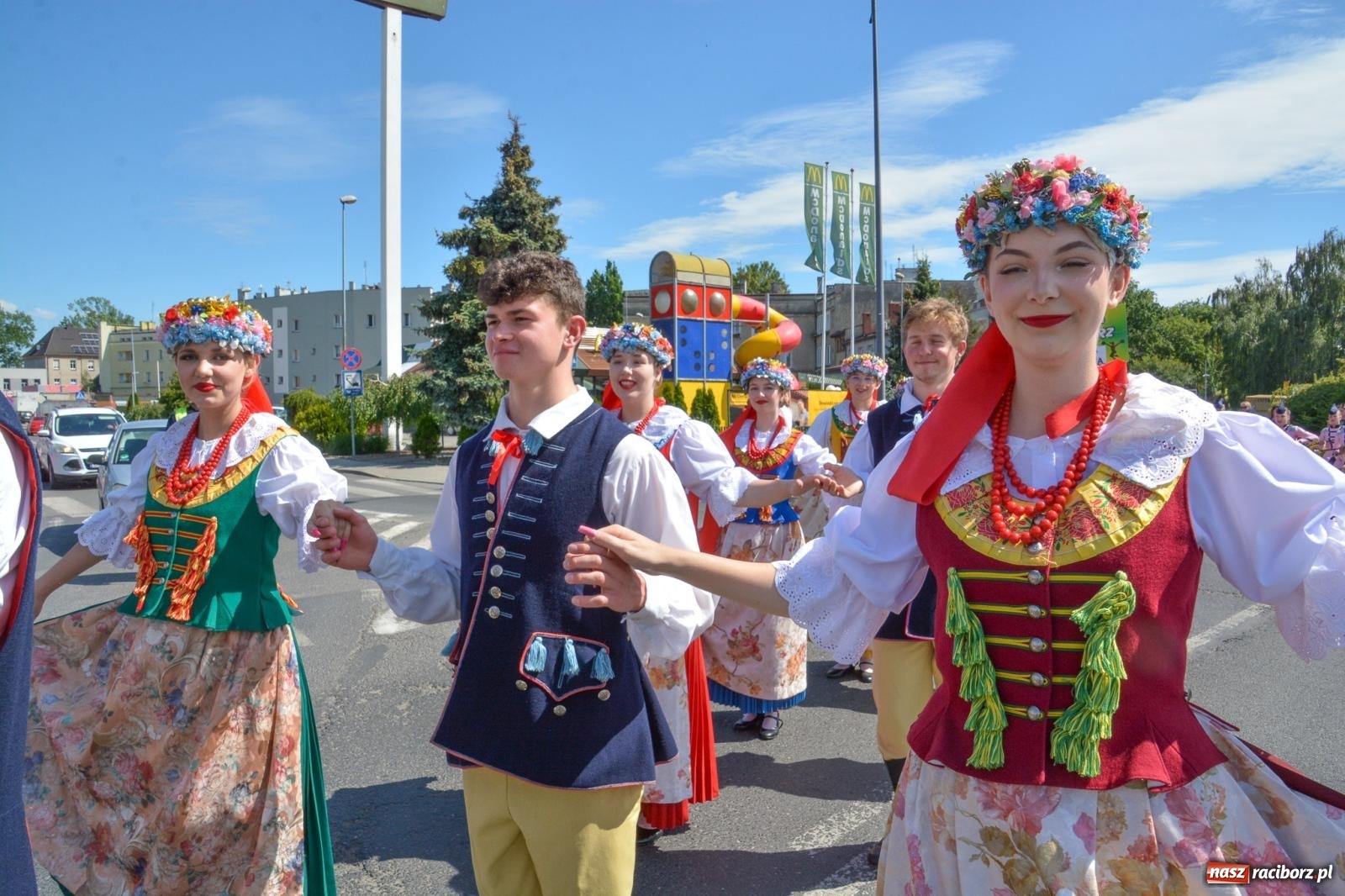 Zdjęcie w galerii na portalu naszraciborz.pl: Roztańczony korowód z Rynku na zamek [FOTO i WIDEO] wiadomości z regionu