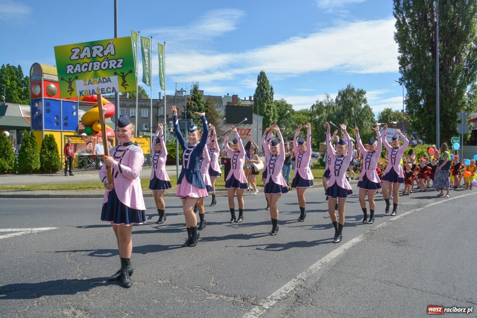 Zdjęcie w galerii na portalu naszraciborz.pl: Roztańczony korowód z Rynku na zamek [FOTO i WIDEO] wiadomości z regionu