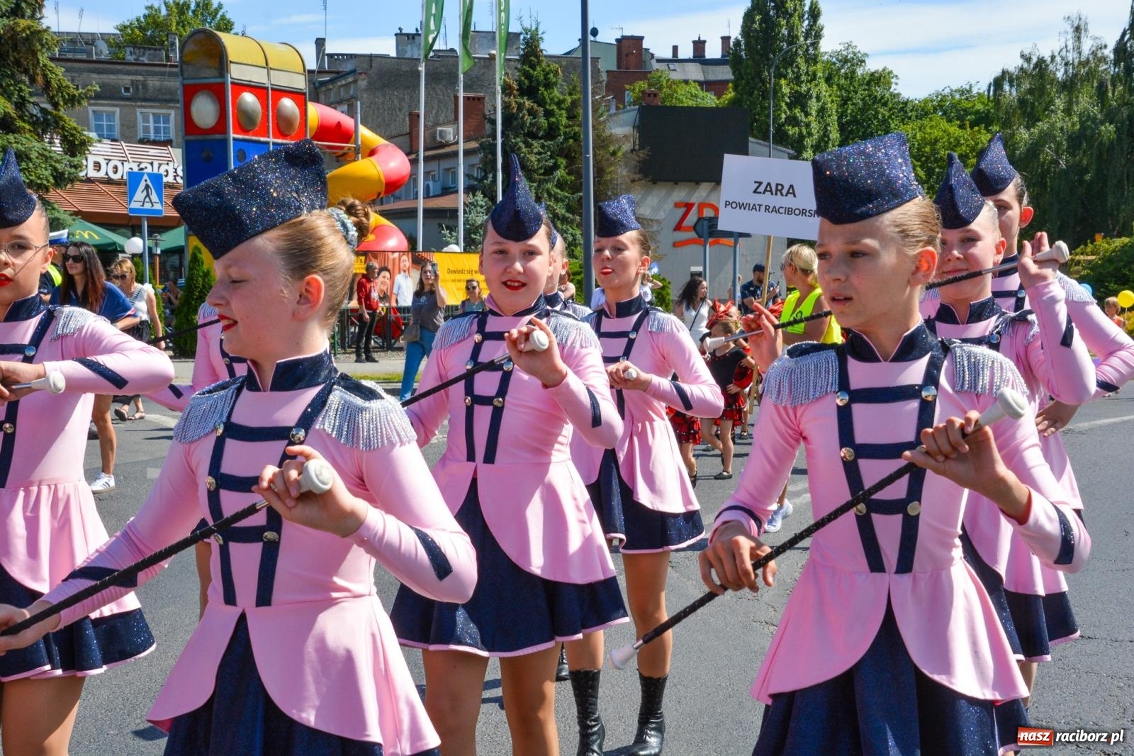 Zdjęcie w galerii na portalu naszraciborz.pl: Roztańczony korowód z Rynku na zamek [FOTO i WIDEO] wiadomości z regionu