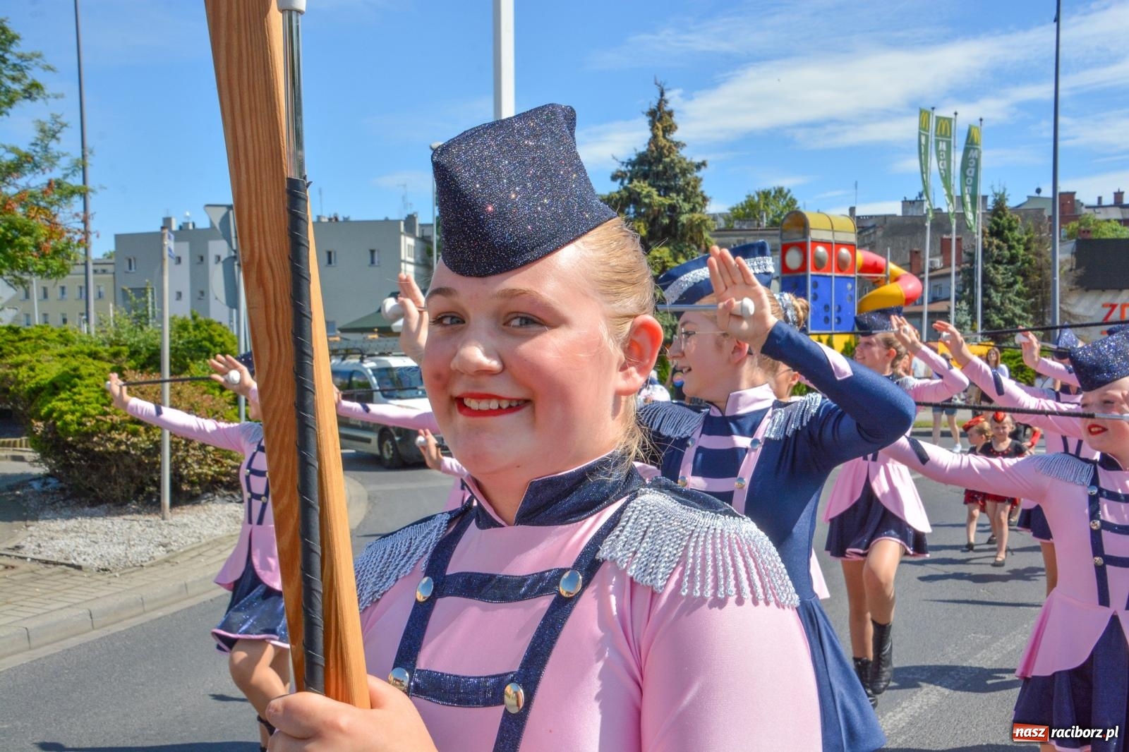 Zdjęcie w galerii na portalu naszraciborz.pl: Roztańczony korowód z Rynku na zamek [FOTO i WIDEO] wiadomości z regionu