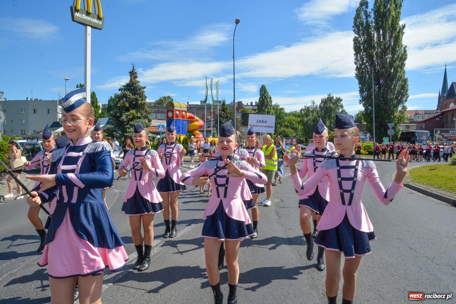 Zdjęcie w galerii na portalu naszraciborz.pl: Roztańczony korowód z Rynku na zamek [FOTO i WIDEO] wiadomości z regionu