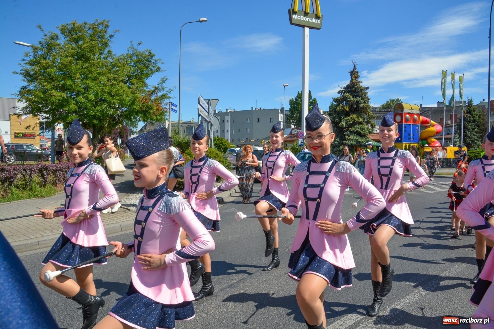 Zdjęcie w galerii na portalu naszraciborz.pl: Roztańczony korowód z Rynku na zamek [FOTO i WIDEO] wiadomości z regionu