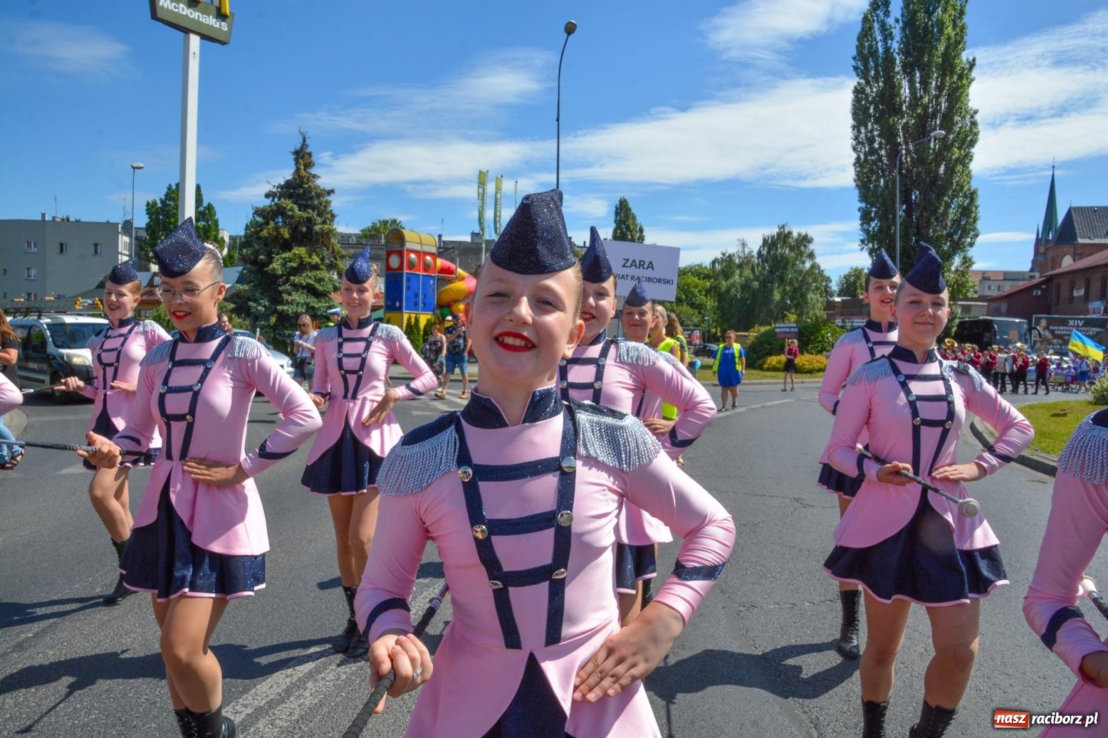Zdjęcie w galerii na portalu naszraciborz.pl: Roztańczony korowód z Rynku na zamek [FOTO i WIDEO] wiadomości z regionu