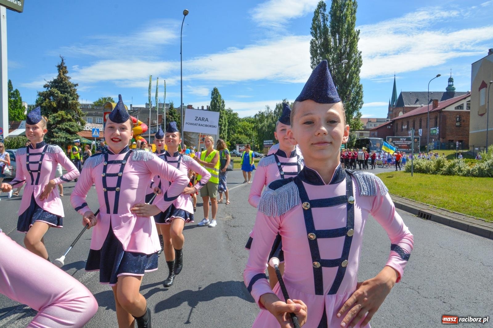 Zdjęcie w galerii na portalu naszraciborz.pl: Roztańczony korowód z Rynku na zamek [FOTO i WIDEO] wiadomości z regionu