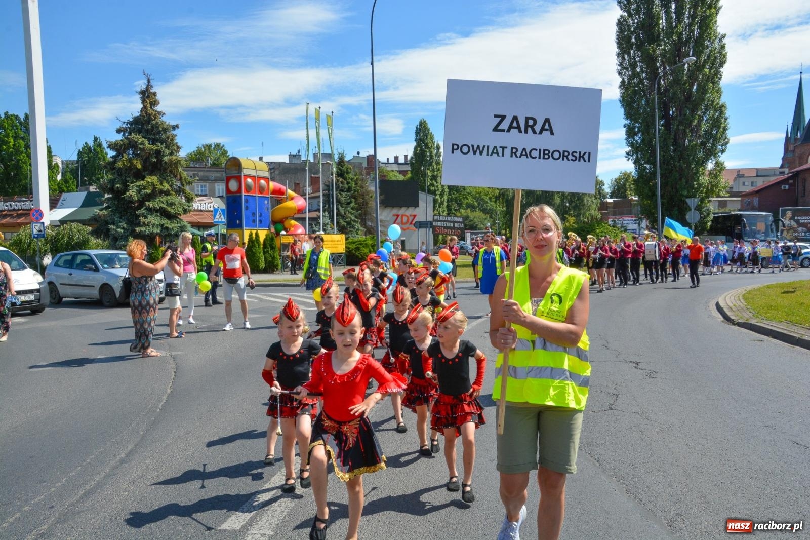 Zdjęcie w galerii na portalu naszraciborz.pl: Roztańczony korowód z Rynku na zamek [FOTO i WIDEO] wiadomości z regionu