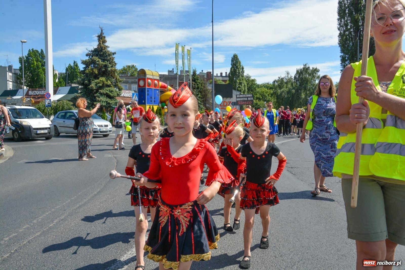 Zdjęcie w galerii na portalu naszraciborz.pl: Roztańczony korowód z Rynku na zamek [FOTO i WIDEO] wiadomości z regionu