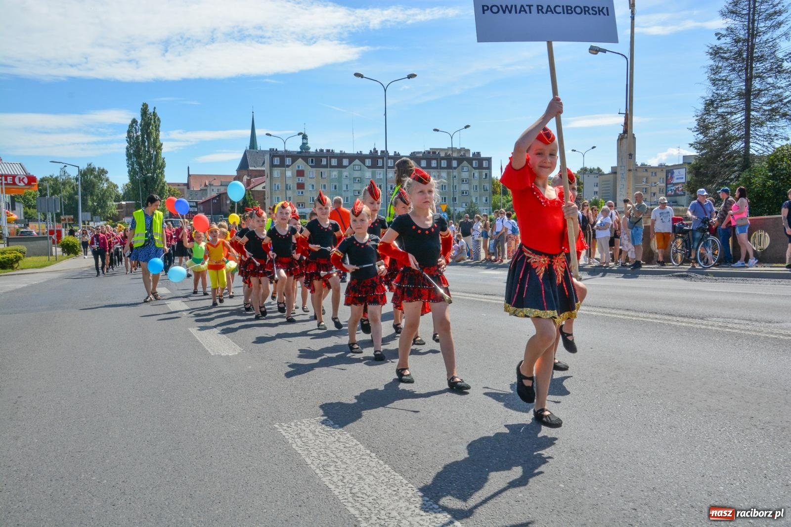 Zdjęcie w galerii na portalu naszraciborz.pl: Roztańczony korowód z Rynku na zamek [FOTO i WIDEO] wiadomości z regionu