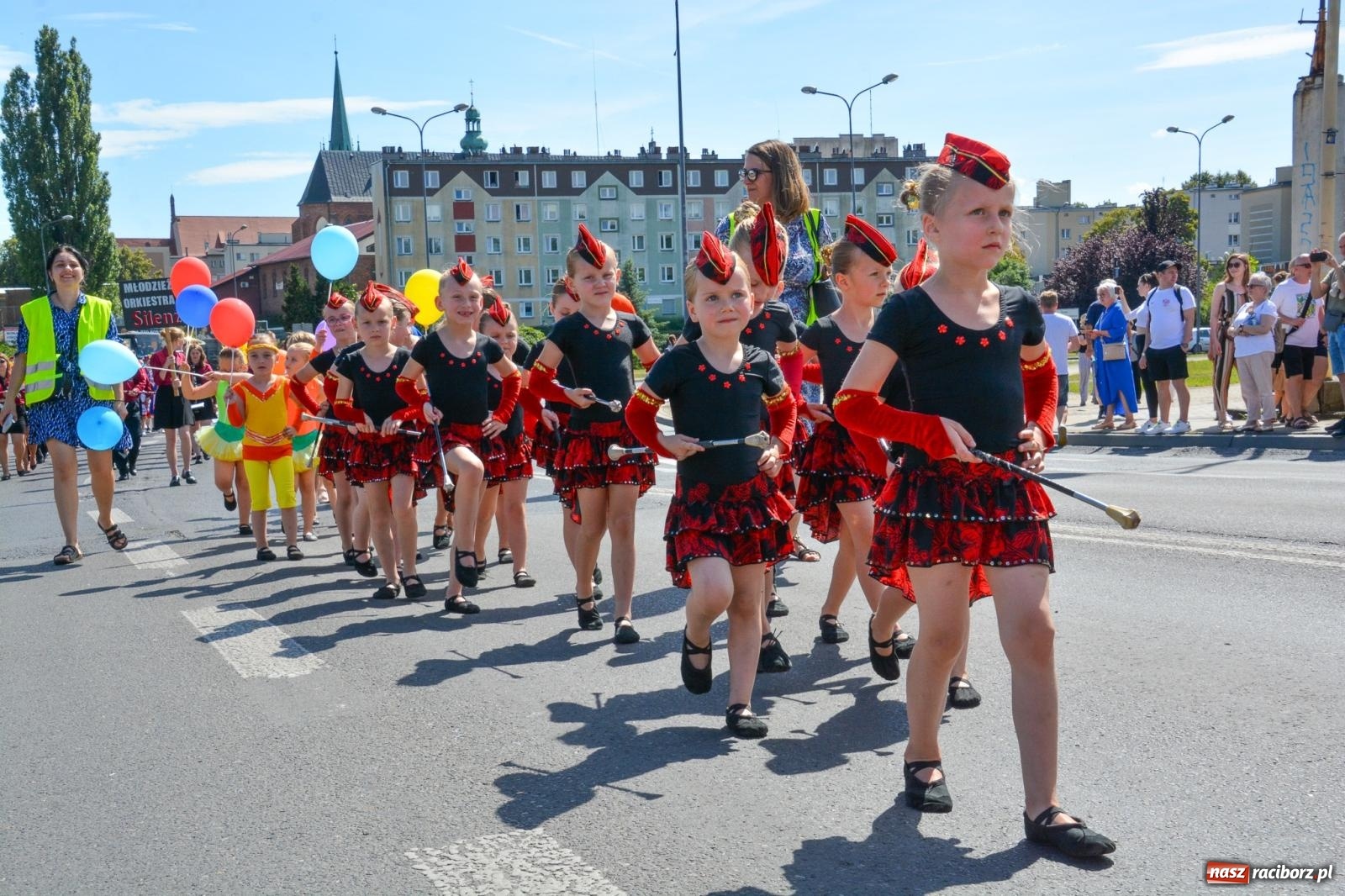 Zdjęcie w galerii na portalu naszraciborz.pl: Roztańczony korowód z Rynku na zamek [FOTO i WIDEO] wiadomości z regionu