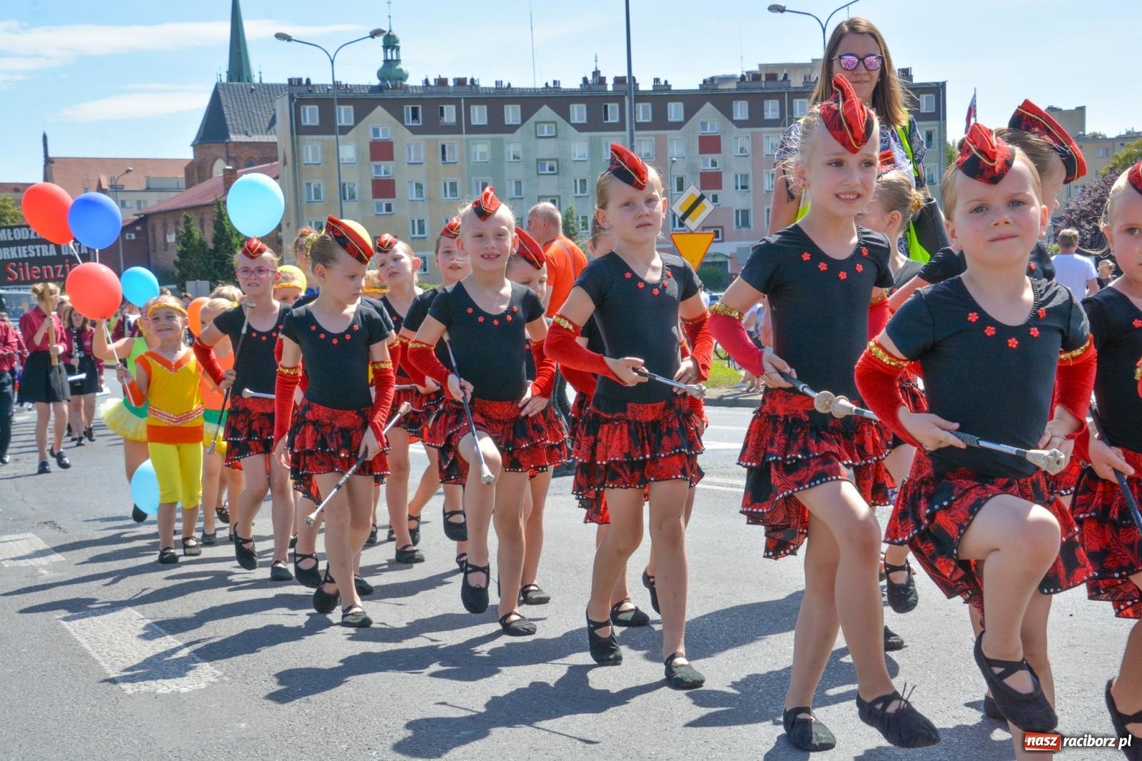 Zdjęcie w galerii na portalu naszraciborz.pl: Roztańczony korowód z Rynku na zamek [FOTO i WIDEO] wiadomości z regionu