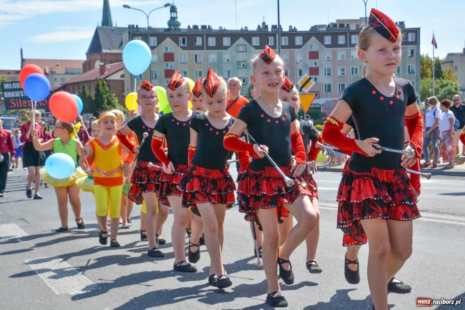 Zdjęcie w galerii na portalu naszraciborz.pl: Roztańczony korowód z Rynku na zamek [FOTO i WIDEO] wiadomości z regionu