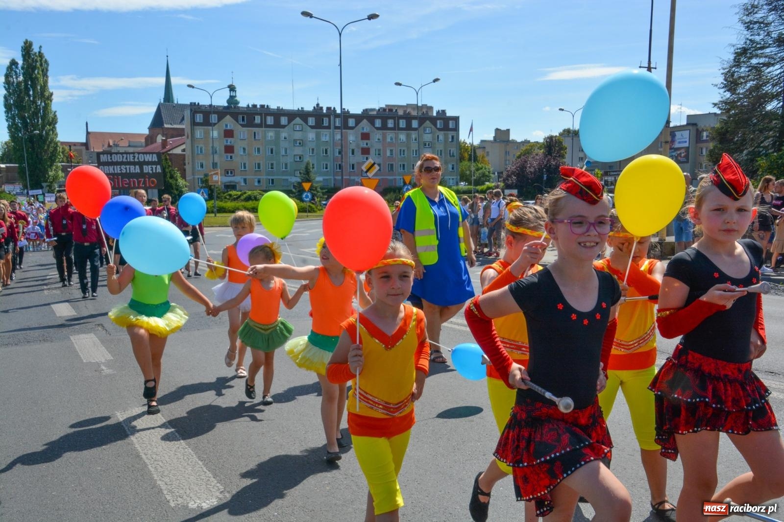 Zdjęcie w galerii na portalu naszraciborz.pl: Roztańczony korowód z Rynku na zamek [FOTO i WIDEO] wiadomości z regionu