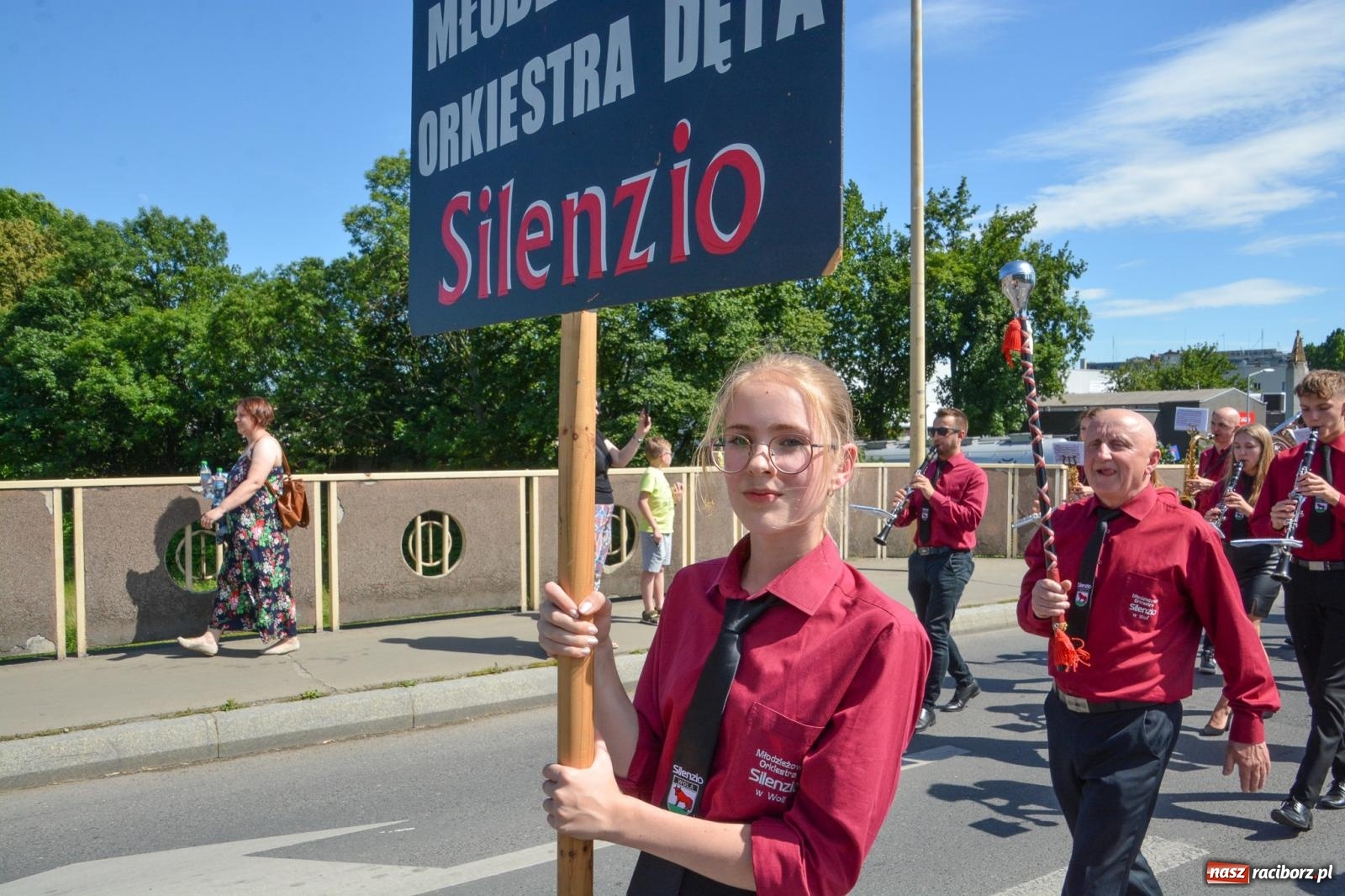 Zdjęcie w galerii na portalu naszraciborz.pl: Roztańczony korowód z Rynku na zamek [FOTO i WIDEO] wiadomości z regionu