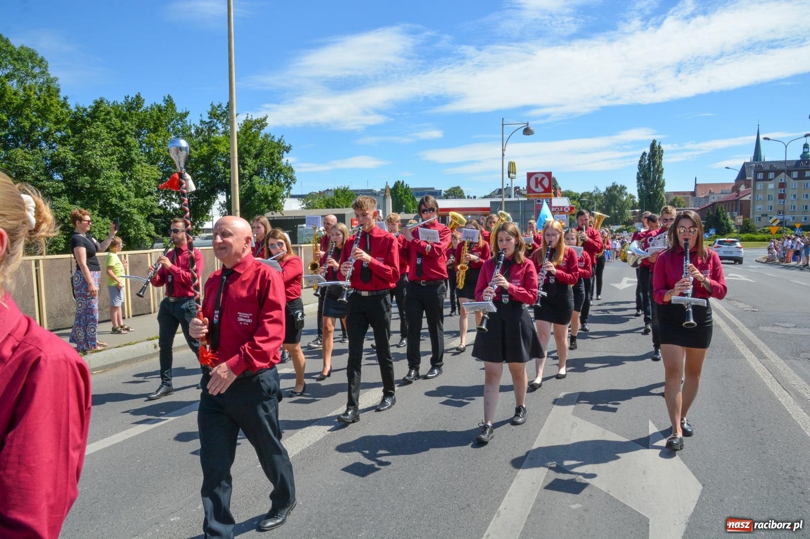 Zdjęcie w galerii na portalu naszraciborz.pl: Roztańczony korowód z Rynku na zamek [FOTO i WIDEO] wiadomości z regionu