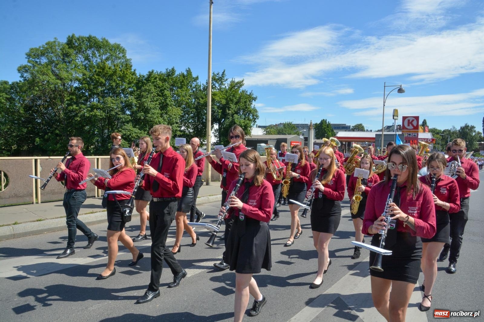 Zdjęcie w galerii na portalu naszraciborz.pl: Roztańczony korowód z Rynku na zamek [FOTO i WIDEO] wiadomości z regionu