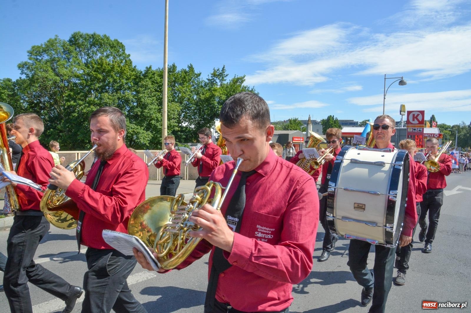 Zdjęcie w galerii na portalu naszraciborz.pl: Roztańczony korowód z Rynku na zamek [FOTO i WIDEO] wiadomości z regionu