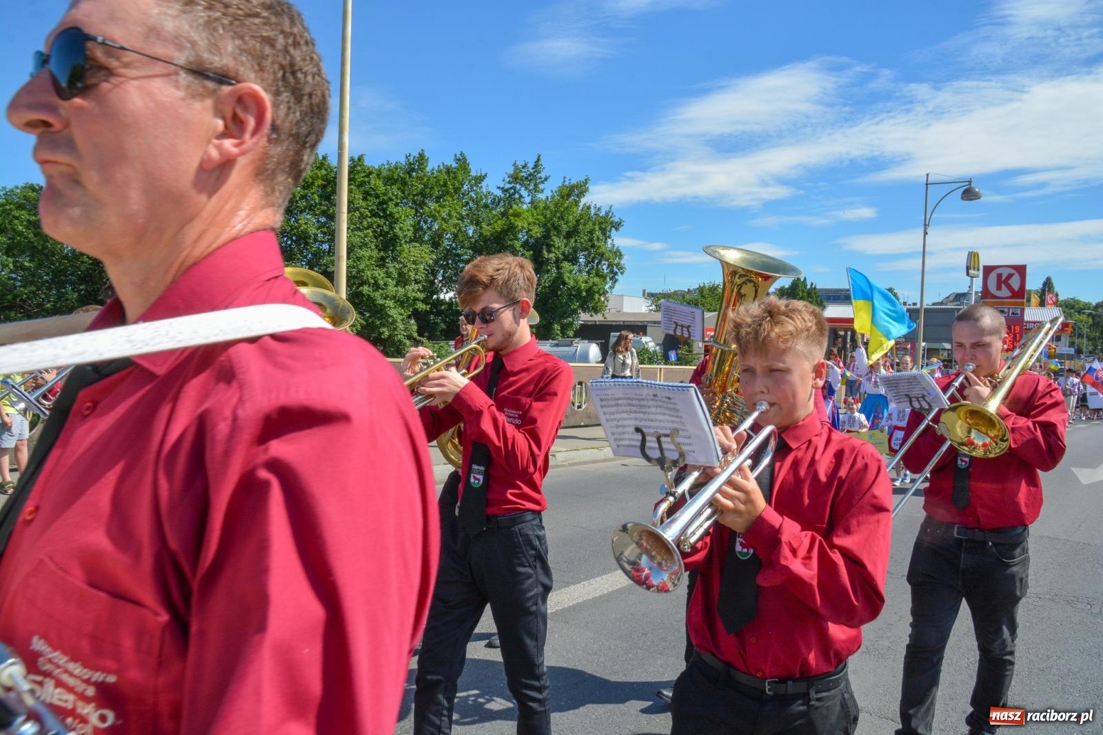 Zdjęcie w galerii na portalu naszraciborz.pl: Roztańczony korowód z Rynku na zamek [FOTO i WIDEO] wiadomości z regionu