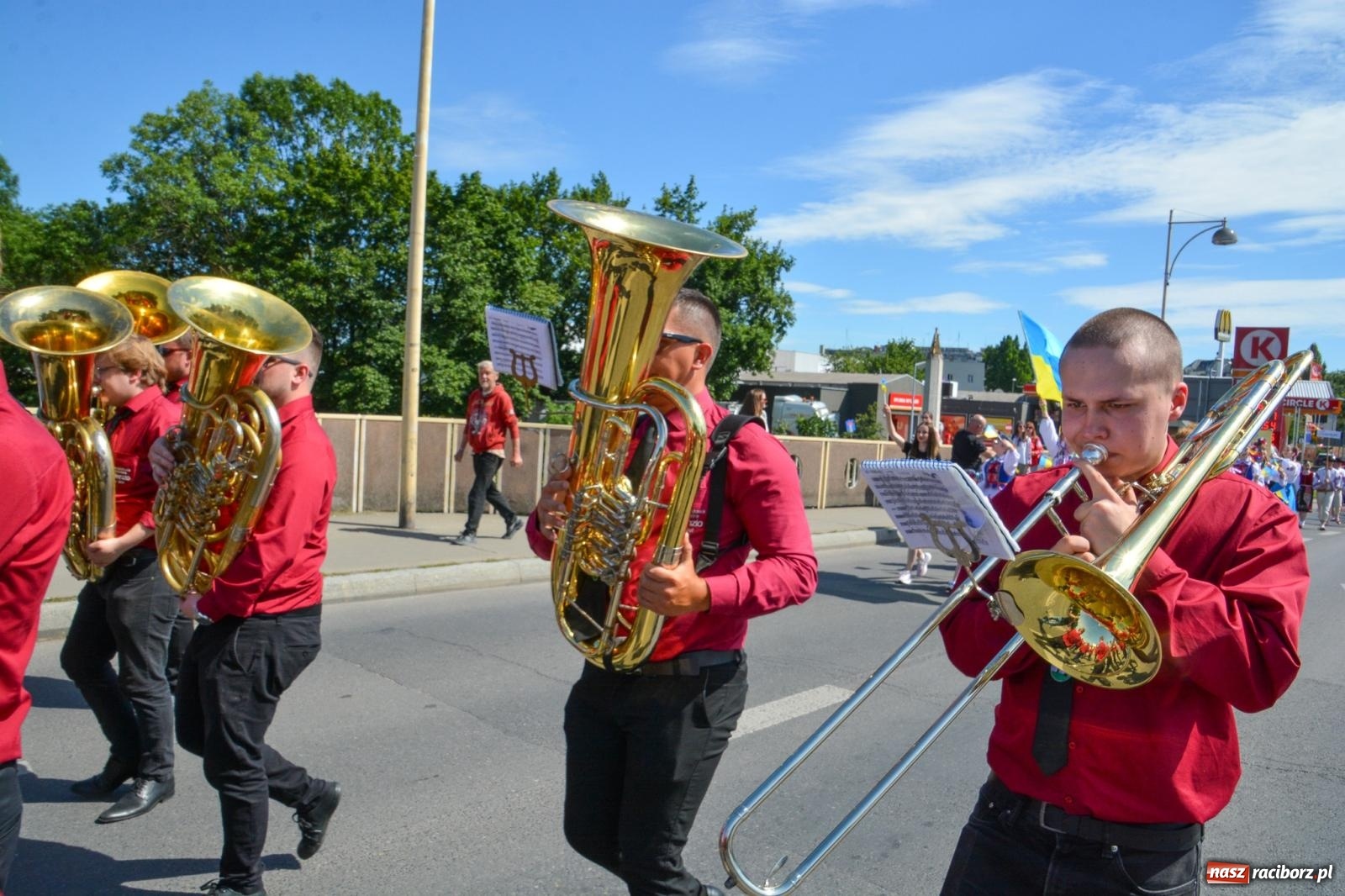 Zdjęcie w galerii na portalu naszraciborz.pl: Roztańczony korowód z Rynku na zamek [FOTO i WIDEO] wiadomości z regionu
