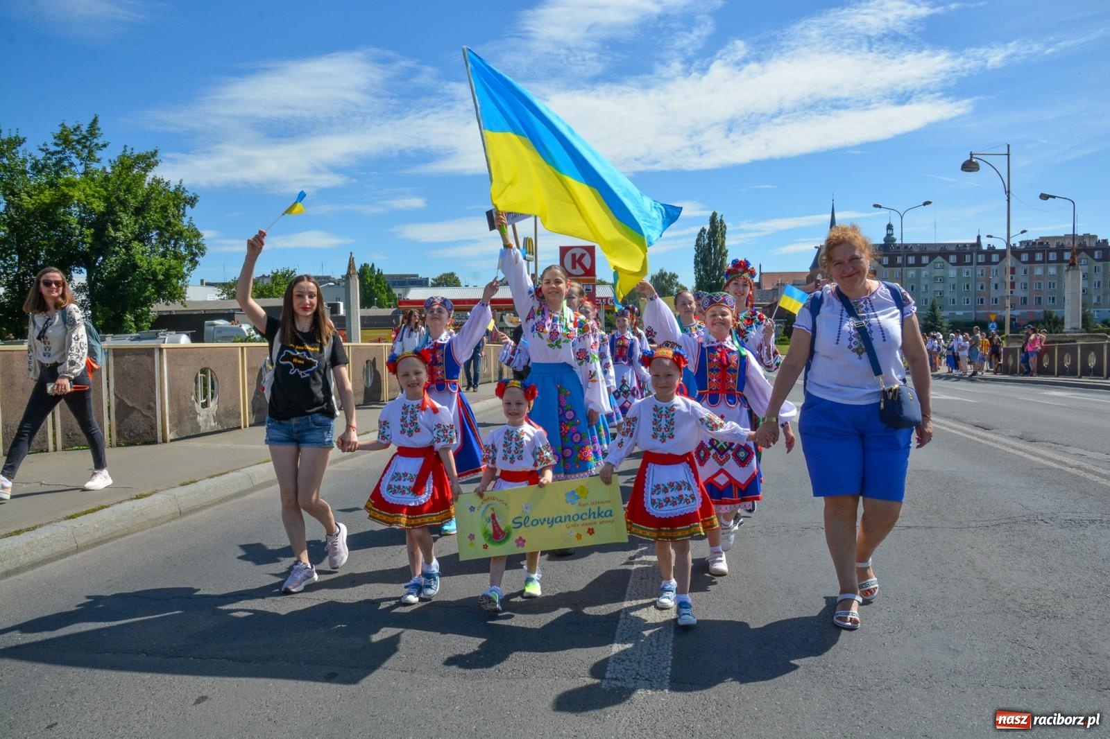 Zdjęcie w galerii na portalu naszraciborz.pl: Roztańczony korowód z Rynku na zamek [FOTO i WIDEO] wiadomości z regionu