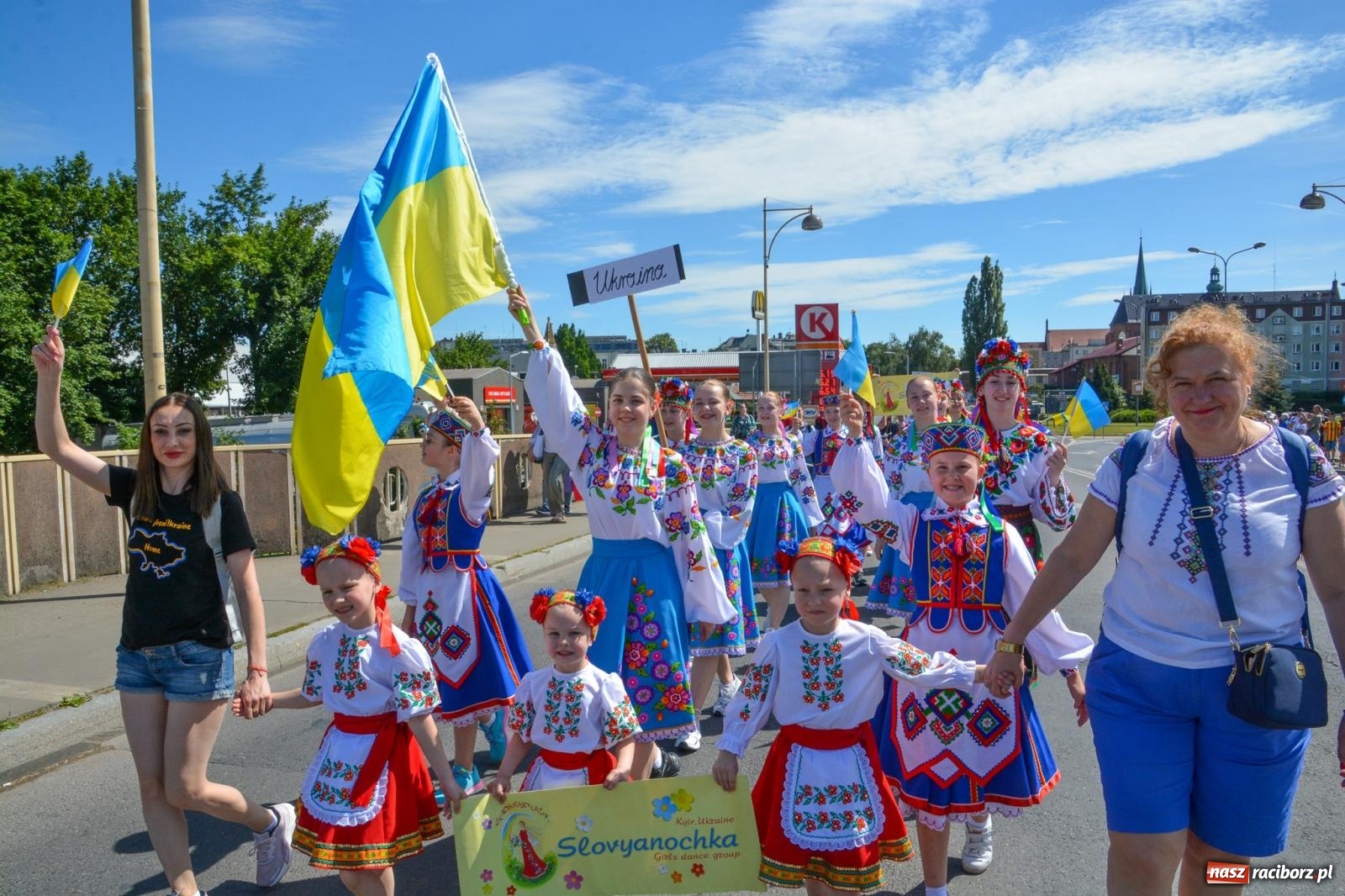 Zdjęcie w galerii na portalu naszraciborz.pl: Roztańczony korowód z Rynku na zamek [FOTO i WIDEO] wiadomości z regionu