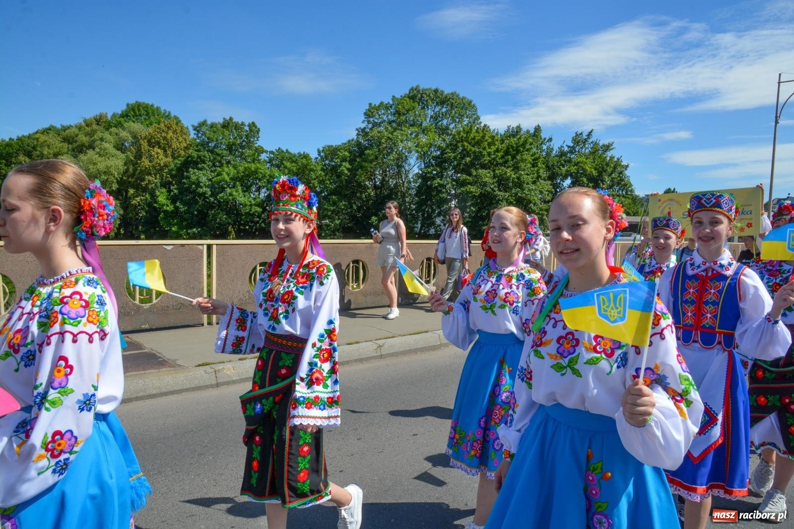 Zdjęcie w galerii na portalu naszraciborz.pl: Roztańczony korowód z Rynku na zamek [FOTO i WIDEO] wiadomości z regionu