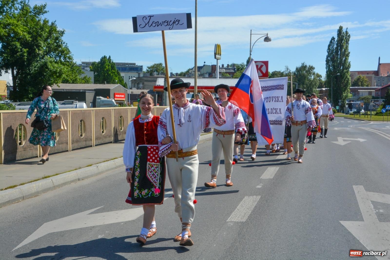 Zdjęcie w galerii na portalu naszraciborz.pl: Roztańczony korowód z Rynku na zamek [FOTO i WIDEO] wiadomości z regionu