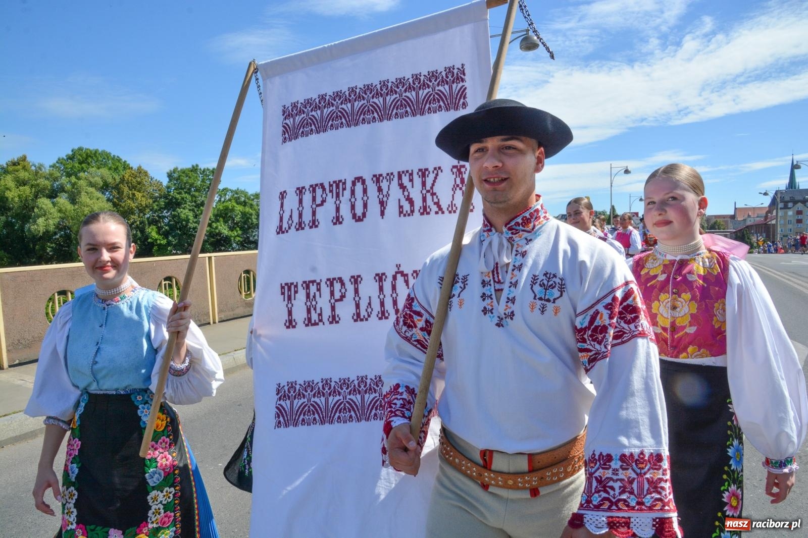Zdjęcie w galerii na portalu naszraciborz.pl: Roztańczony korowód z Rynku na zamek [FOTO i WIDEO] wiadomości z regionu