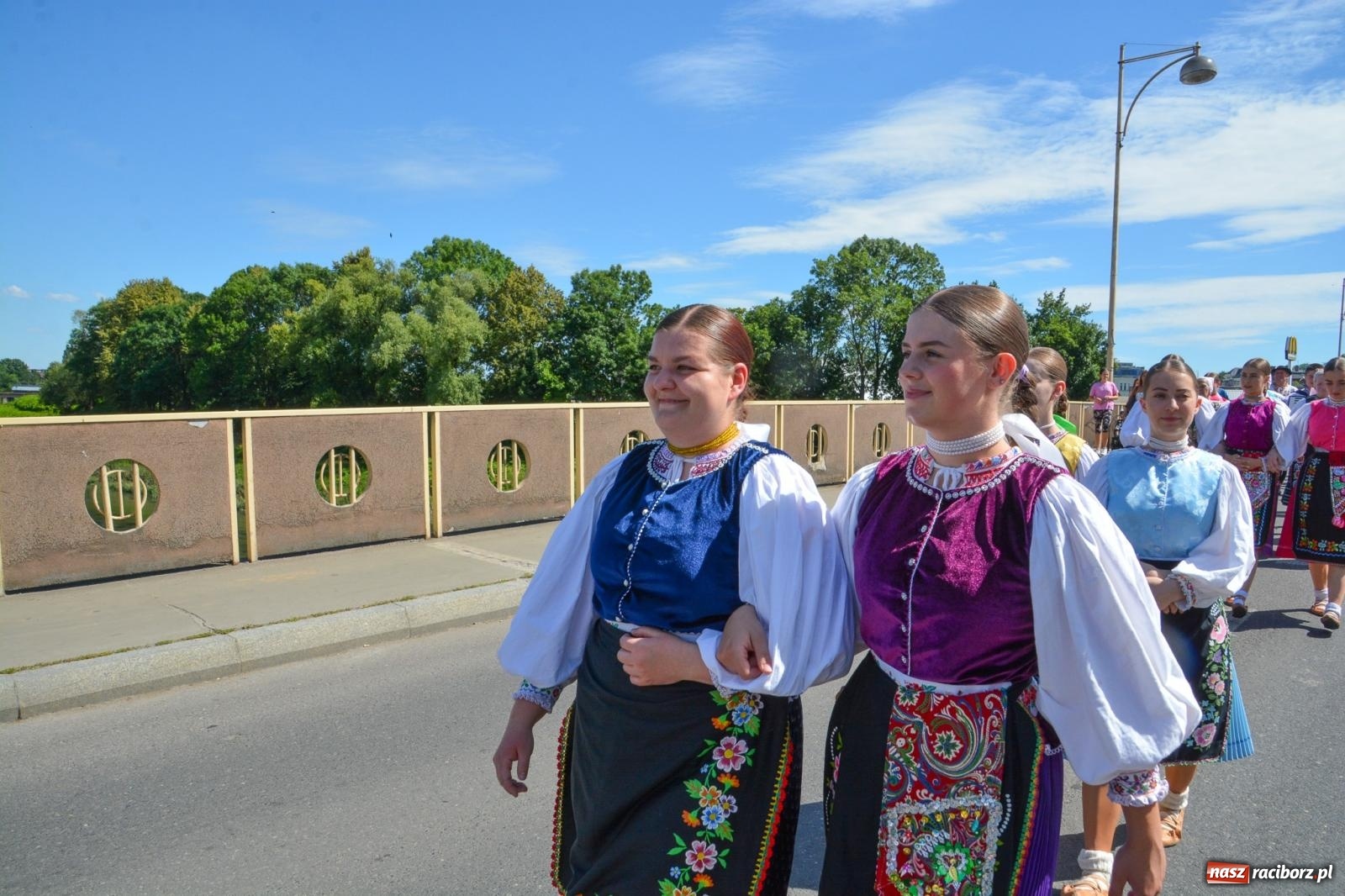 Zdjęcie w galerii na portalu naszraciborz.pl: Roztańczony korowód z Rynku na zamek [FOTO i WIDEO] wiadomości z regionu