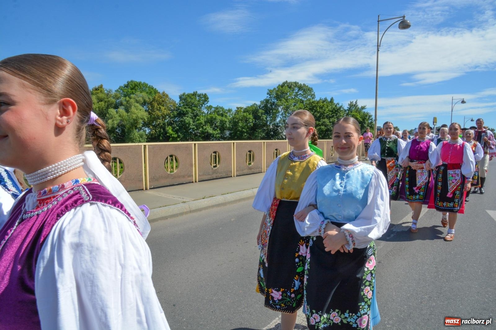 Zdjęcie w galerii na portalu naszraciborz.pl: Roztańczony korowód z Rynku na zamek [FOTO i WIDEO] wiadomości z regionu