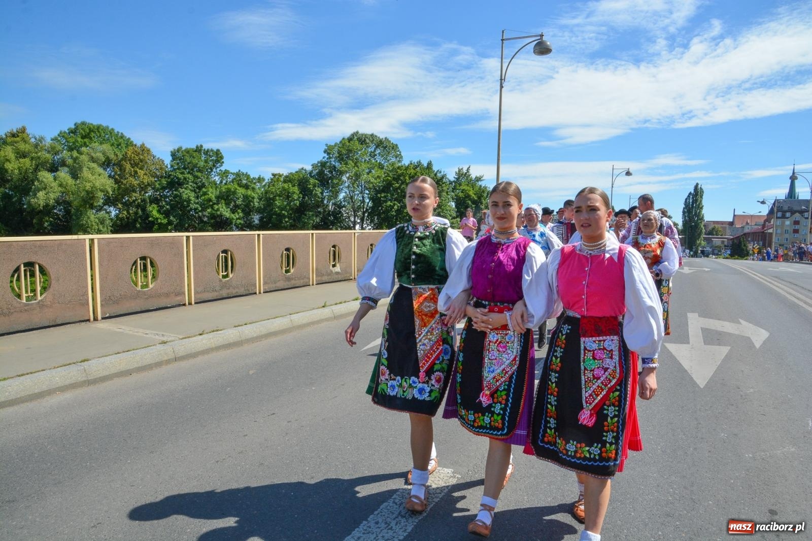 Zdjęcie w galerii na portalu naszraciborz.pl: Roztańczony korowód z Rynku na zamek [FOTO i WIDEO] wiadomości z regionu
