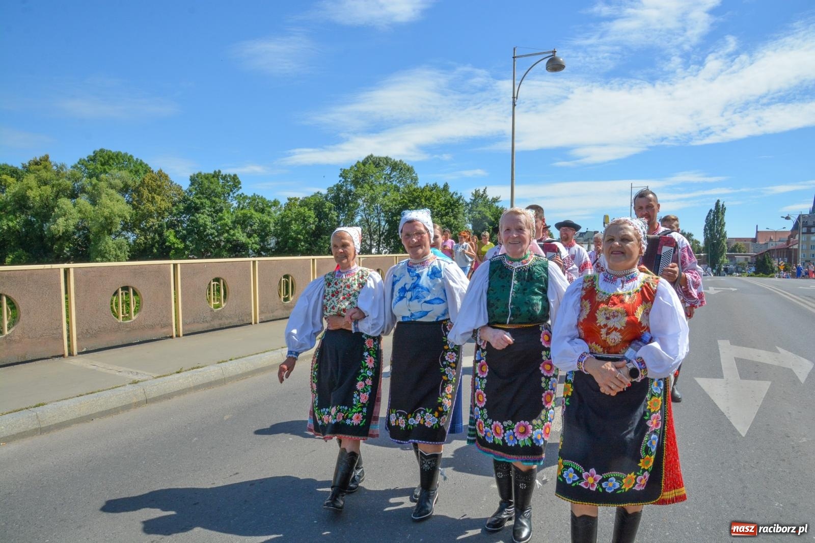 Zdjęcie w galerii na portalu naszraciborz.pl: Roztańczony korowód z Rynku na zamek [FOTO i WIDEO] wiadomości z regionu