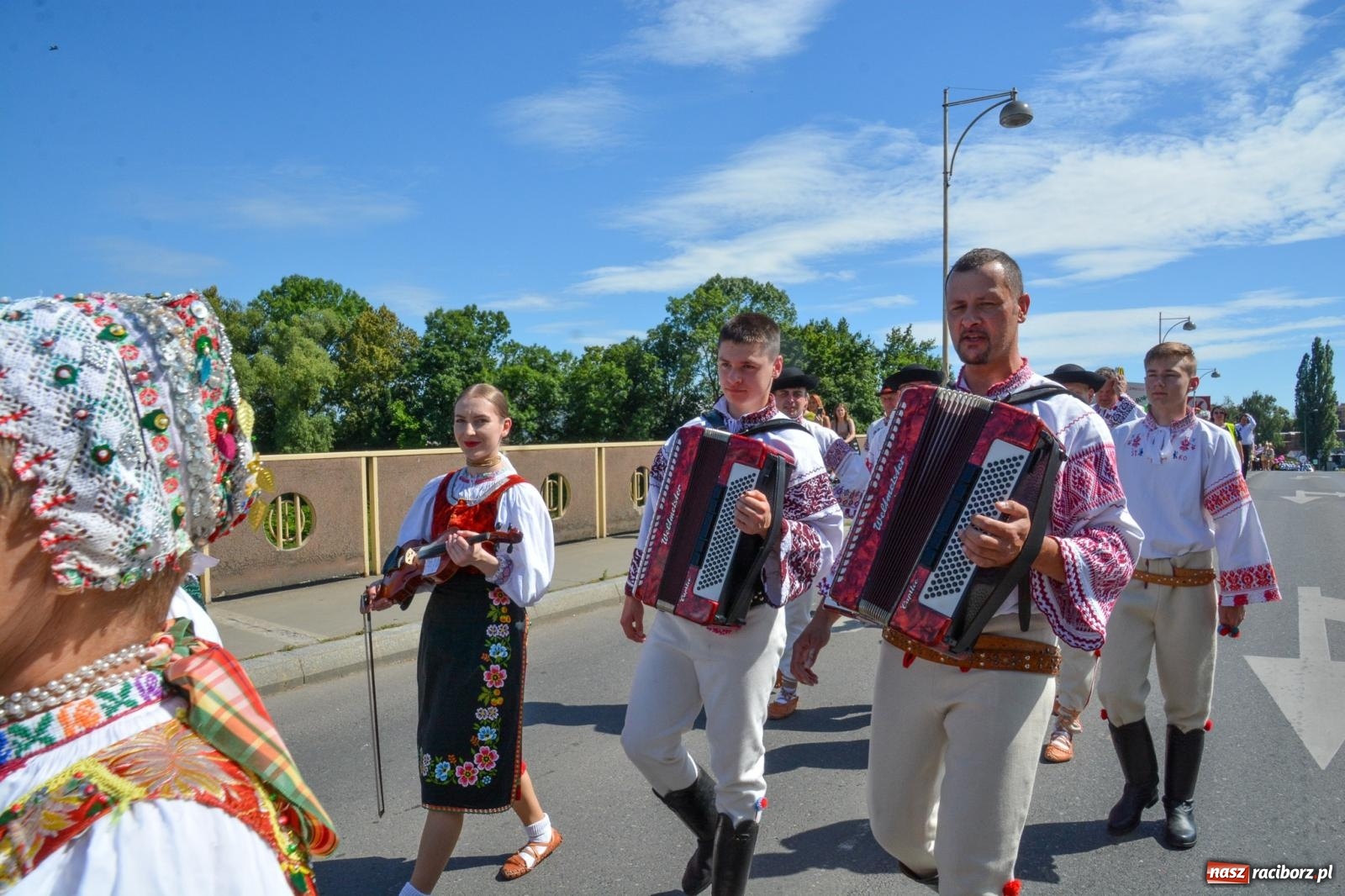 Zdjęcie w galerii na portalu naszraciborz.pl: Roztańczony korowód z Rynku na zamek [FOTO i WIDEO] wiadomości z regionu