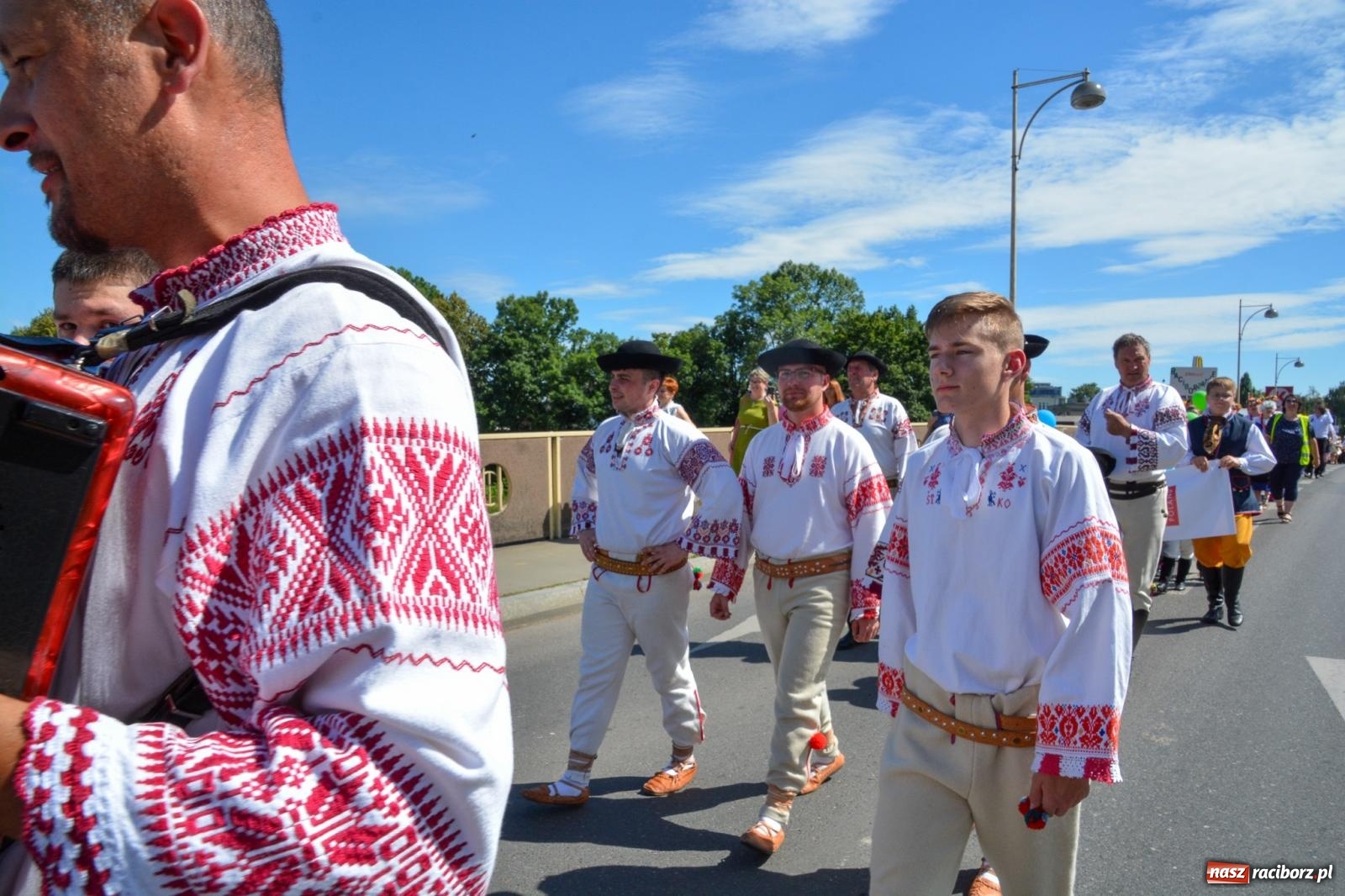 Zdjęcie w galerii na portalu naszraciborz.pl: Roztańczony korowód z Rynku na zamek [FOTO i WIDEO] wiadomości z regionu
