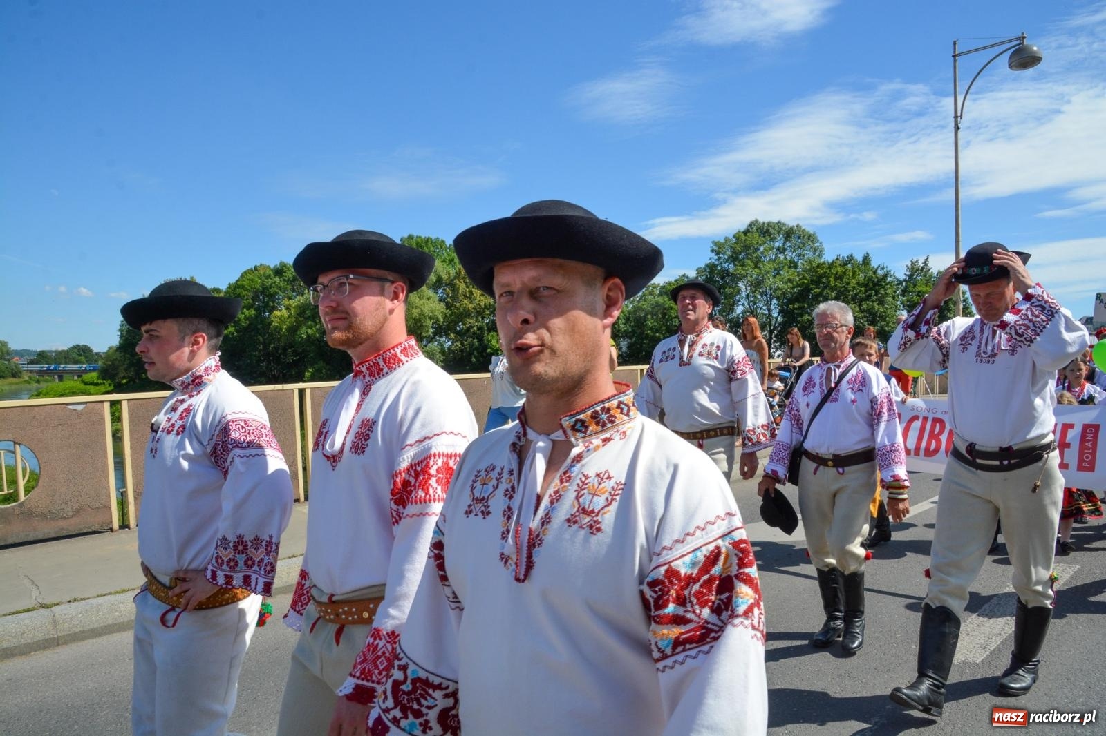 Zdjęcie w galerii na portalu naszraciborz.pl: Roztańczony korowód z Rynku na zamek [FOTO i WIDEO] wiadomości z regionu