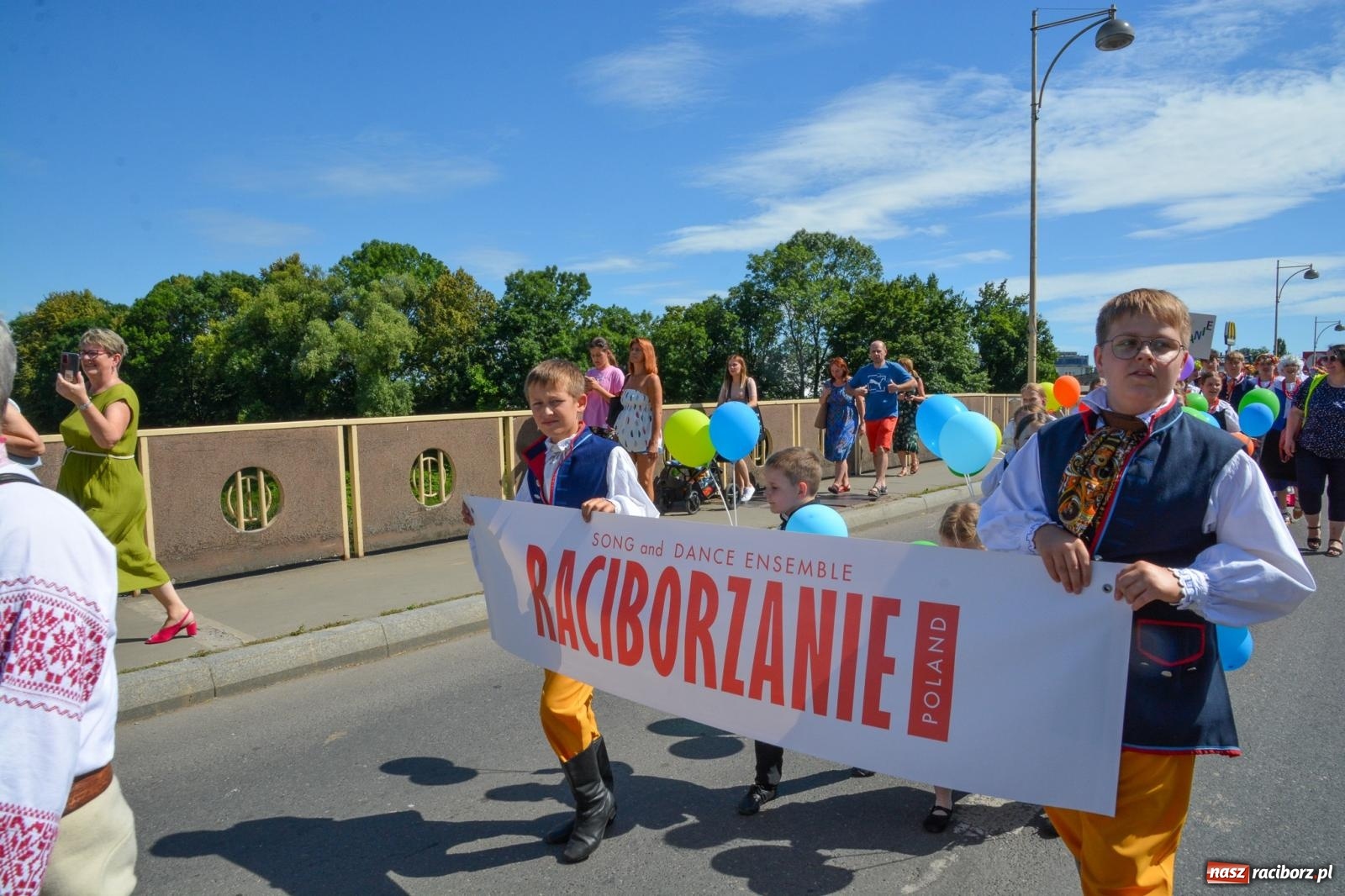 Zdjęcie w galerii na portalu naszraciborz.pl: Roztańczony korowód z Rynku na zamek [FOTO i WIDEO] wiadomości z regionu
