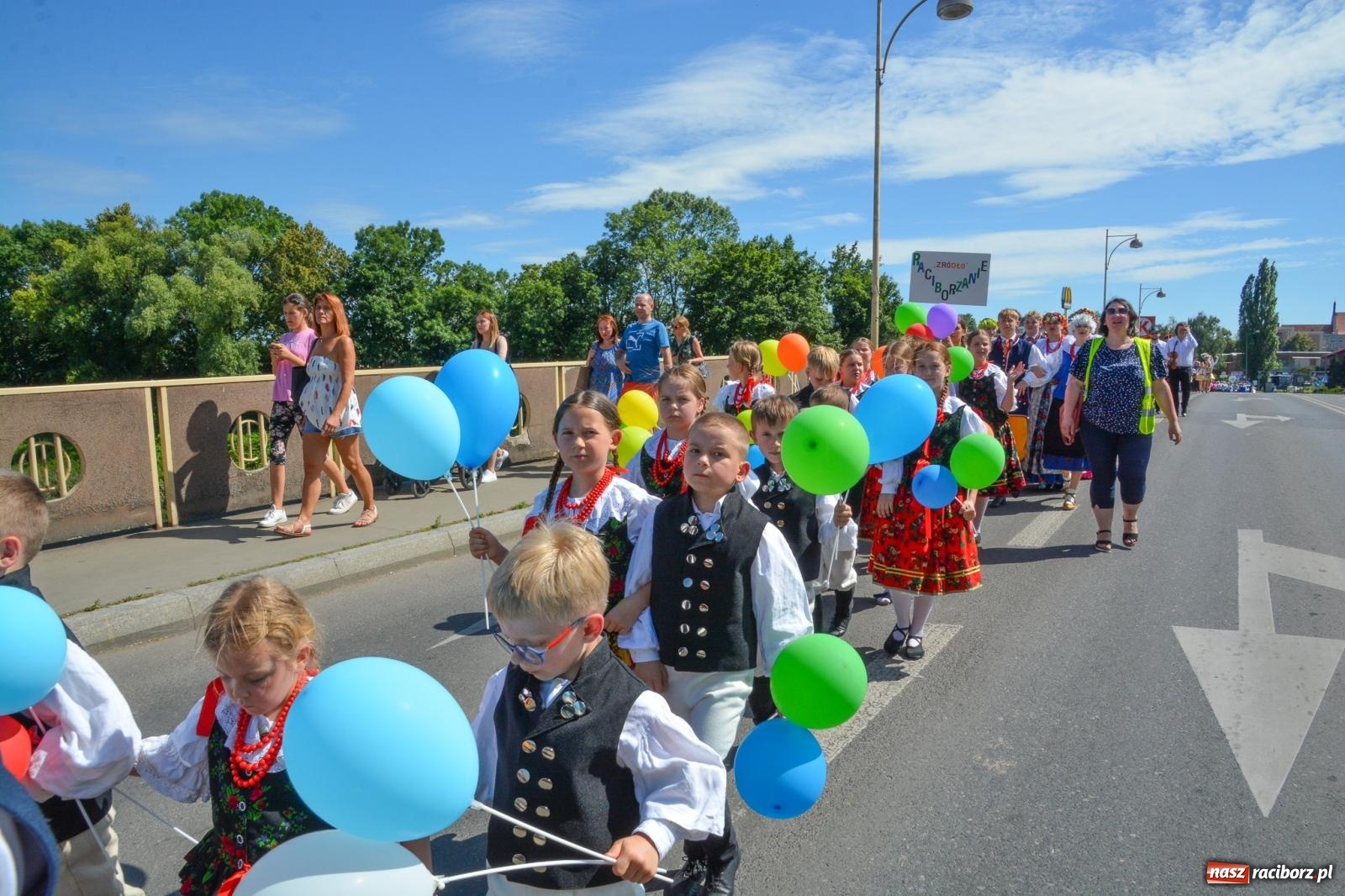 Zdjęcie w galerii na portalu naszraciborz.pl: Roztańczony korowód z Rynku na zamek [FOTO i WIDEO] wiadomości z regionu
