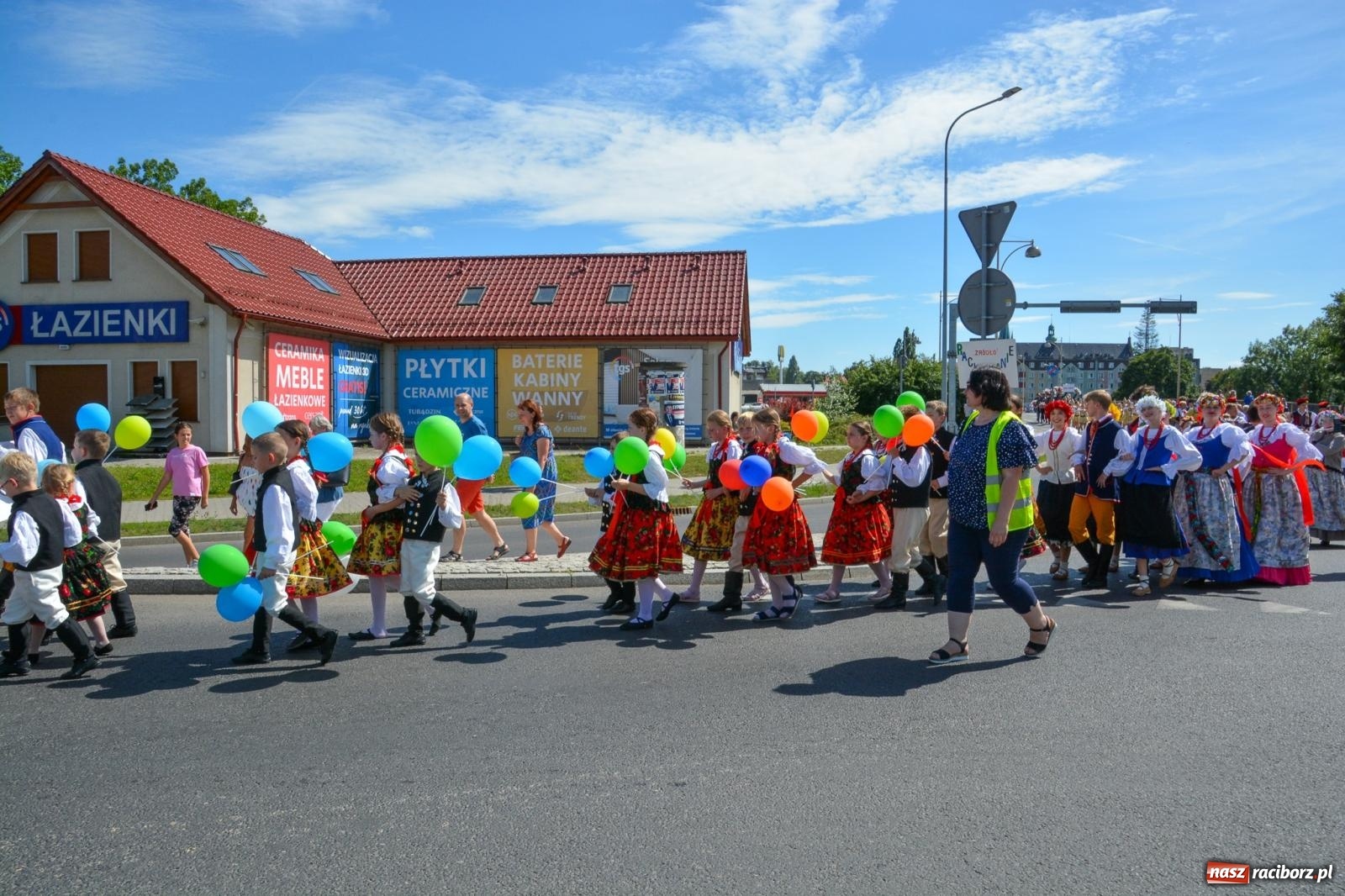 Zdjęcie w galerii na portalu naszraciborz.pl: Roztańczony korowód z Rynku na zamek [FOTO i WIDEO] wiadomości z regionu