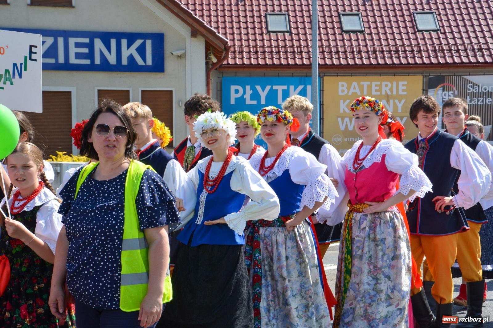 Zdjęcie w galerii na portalu naszraciborz.pl: Roztańczony korowód z Rynku na zamek [FOTO i WIDEO] wiadomości z regionu