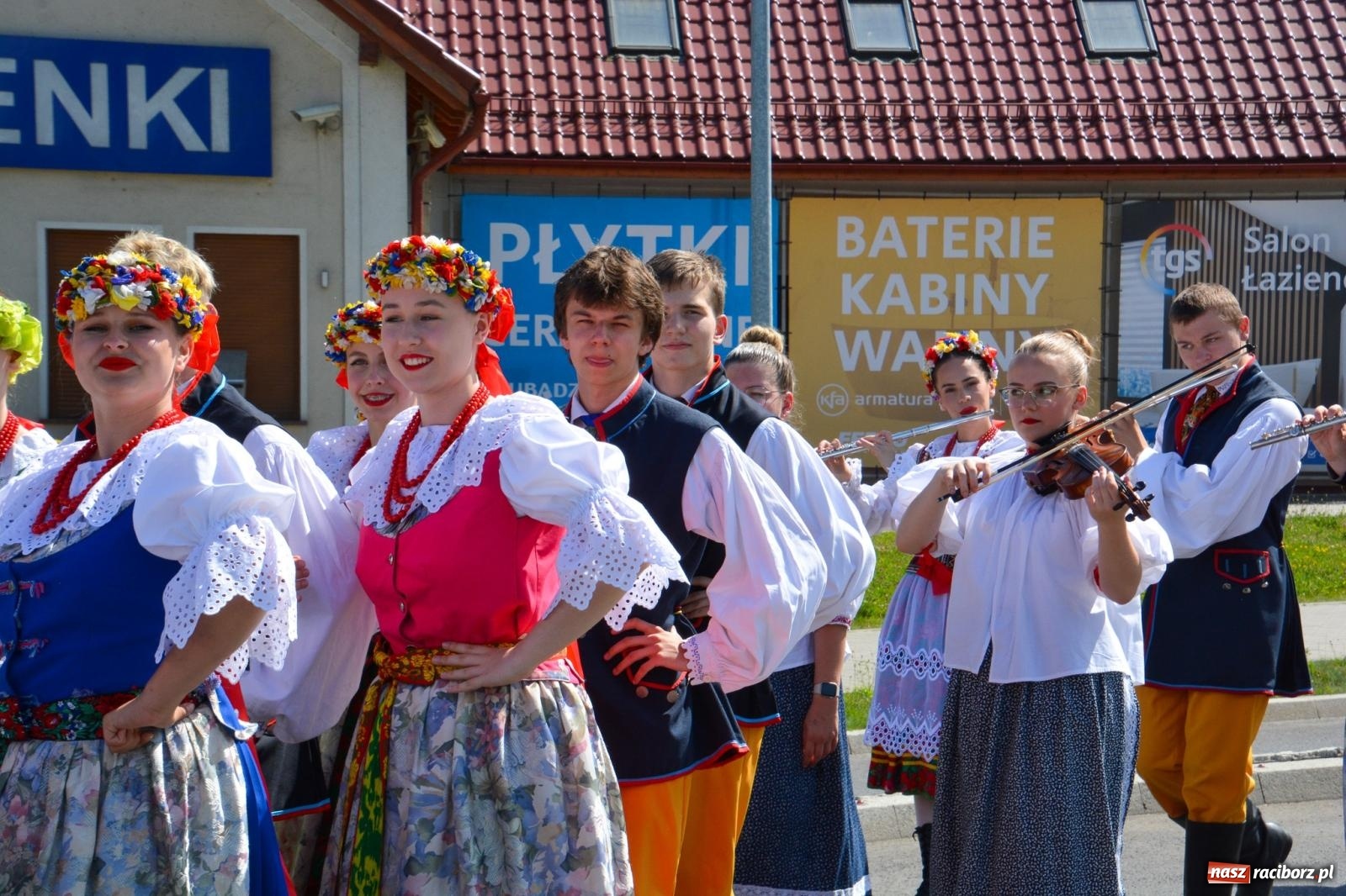 Zdjęcie w galerii na portalu naszraciborz.pl: Roztańczony korowód z Rynku na zamek [FOTO i WIDEO] wiadomości z regionu