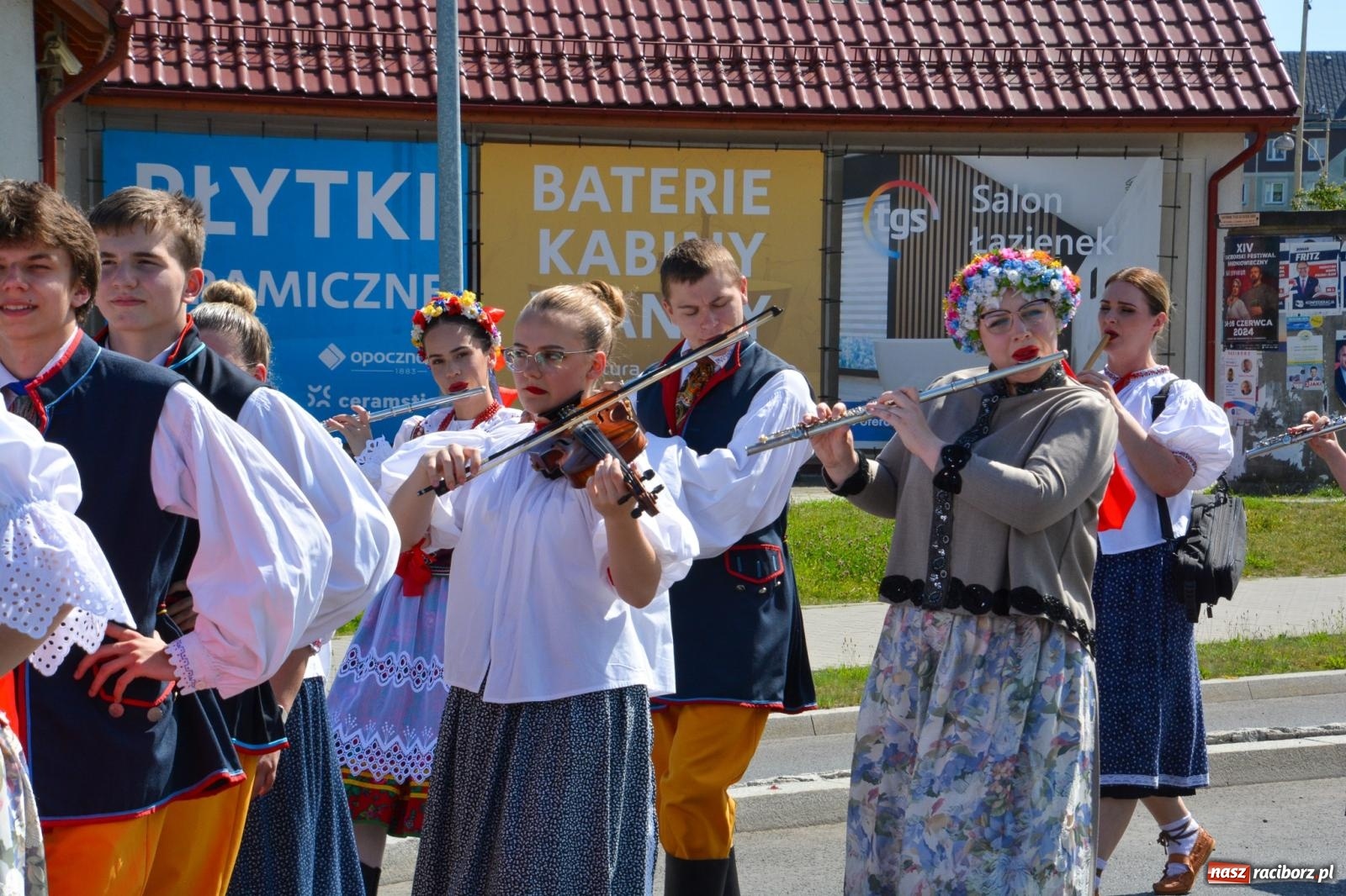 Zdjęcie w galerii na portalu naszraciborz.pl: Roztańczony korowód z Rynku na zamek [FOTO i WIDEO] wiadomości z regionu
