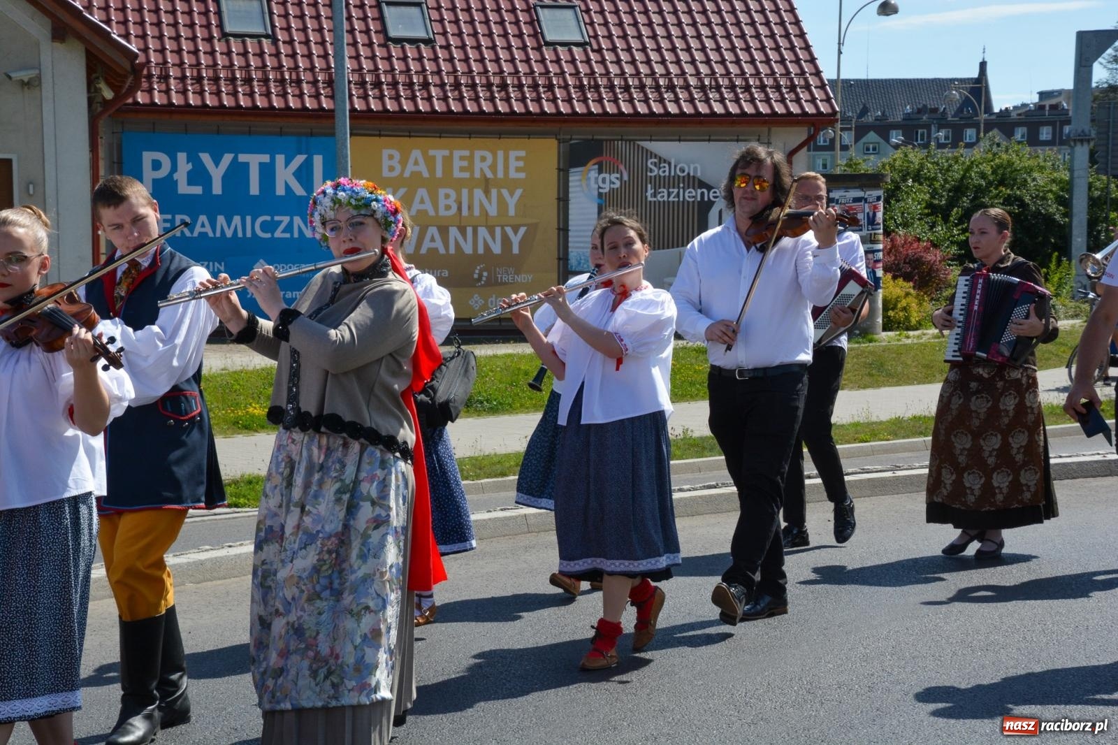 Zdjęcie w galerii na portalu naszraciborz.pl: Roztańczony korowód z Rynku na zamek [FOTO i WIDEO] wiadomości z regionu