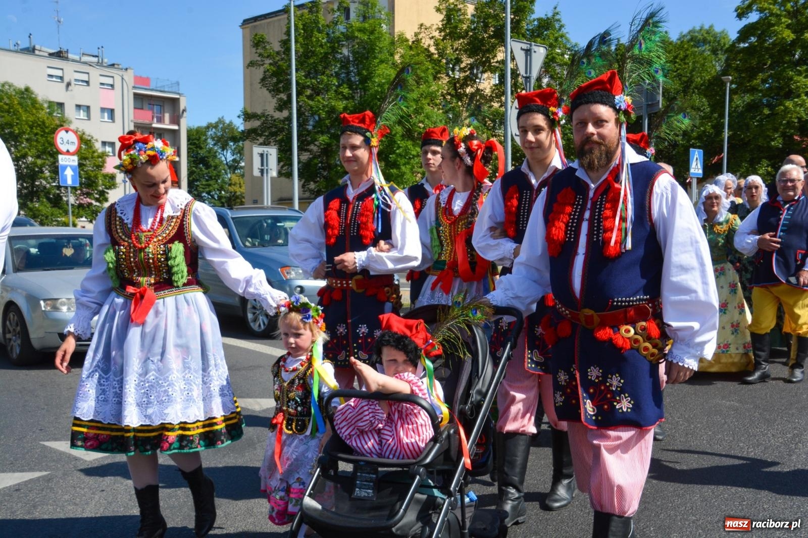 Zdjęcie w galerii na portalu naszraciborz.pl: Roztańczony korowód z Rynku na zamek [FOTO i WIDEO] wiadomości z regionu